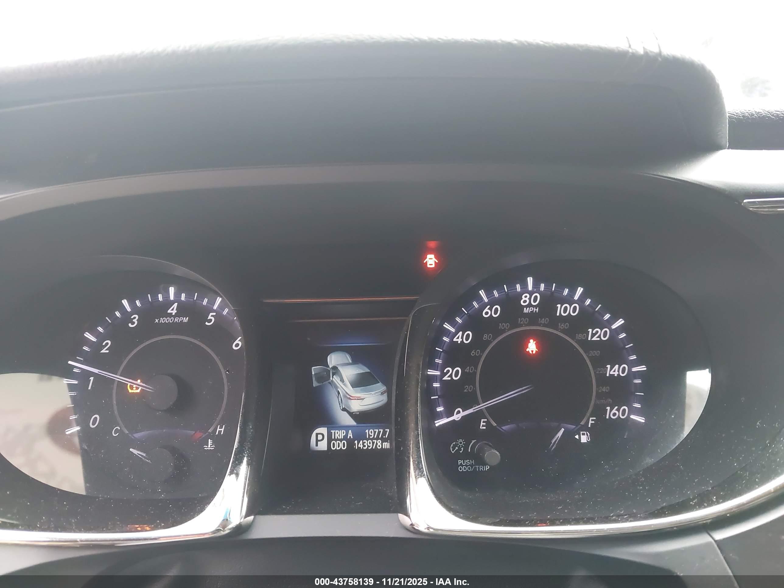 TOYOTA AVALON image 7