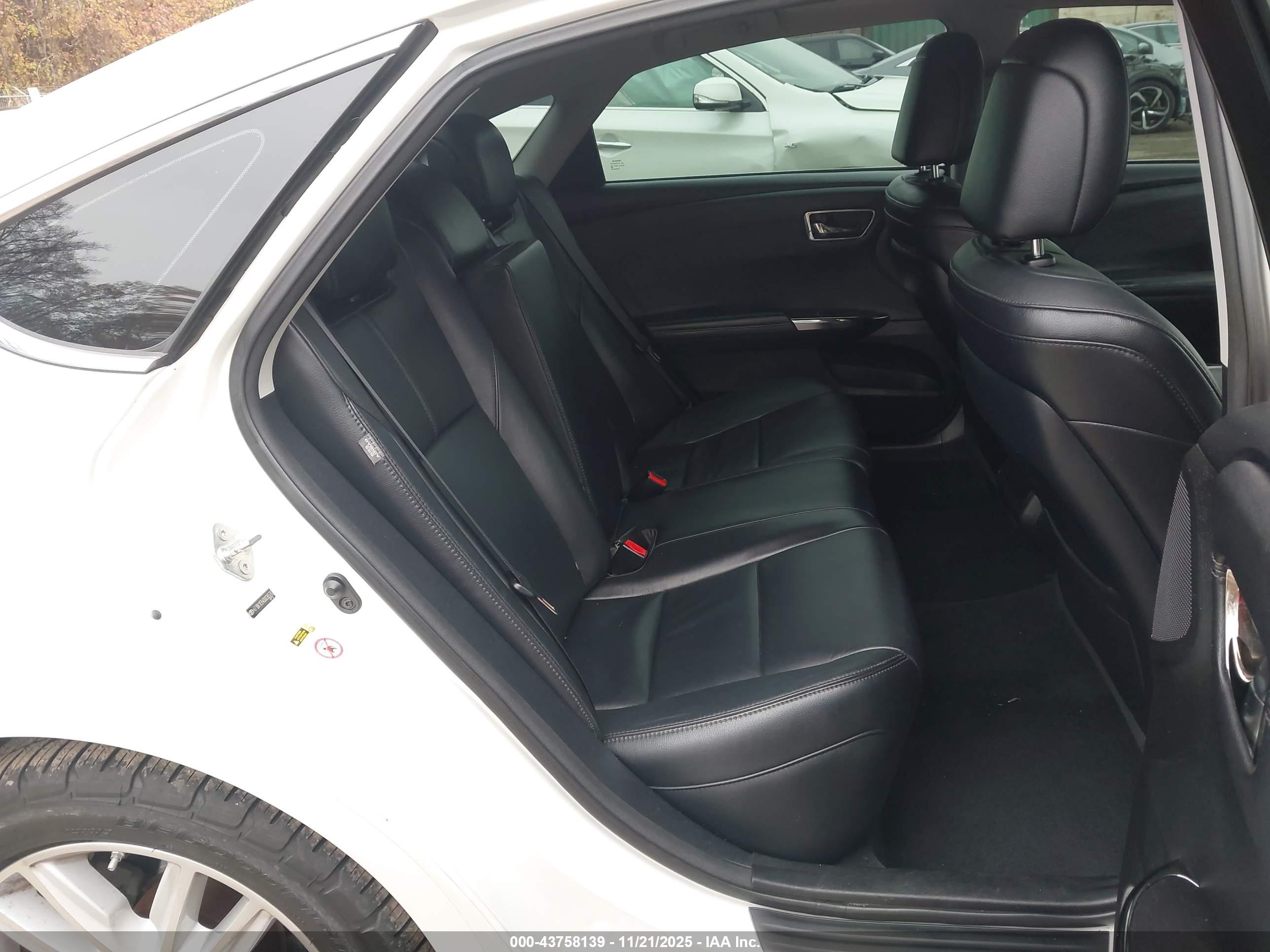 TOYOTA AVALON image 8