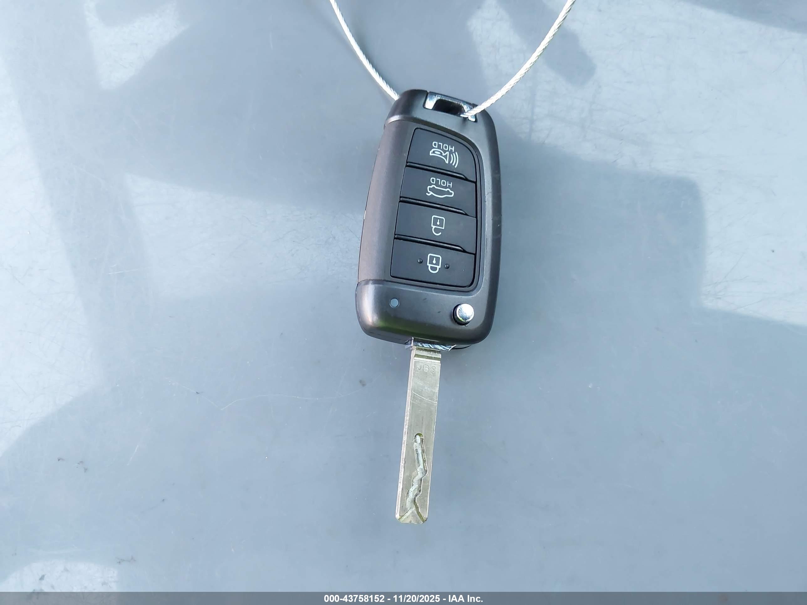 HYUNDAI ELANTRA image 11