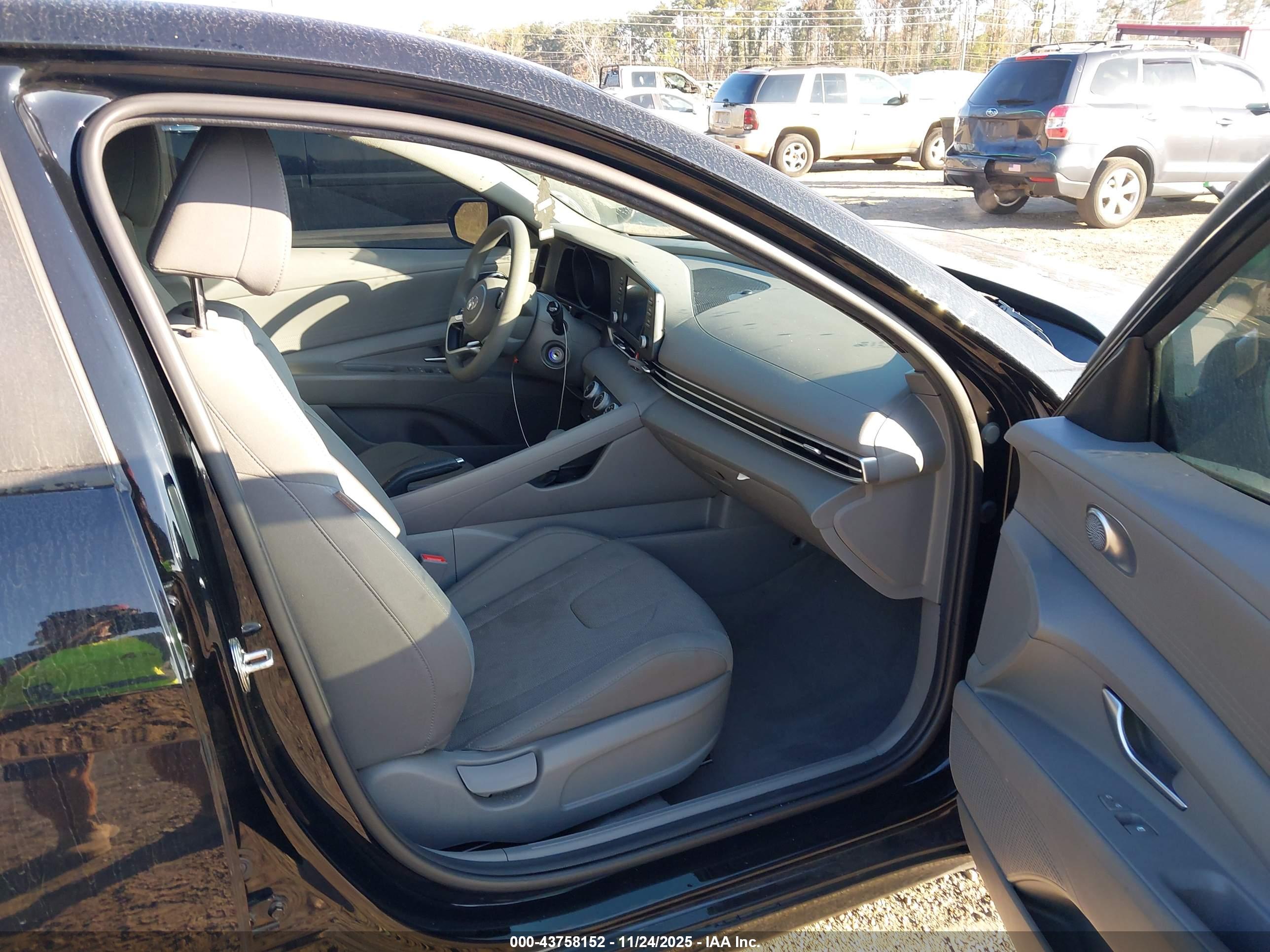 HYUNDAI ELANTRA image 5