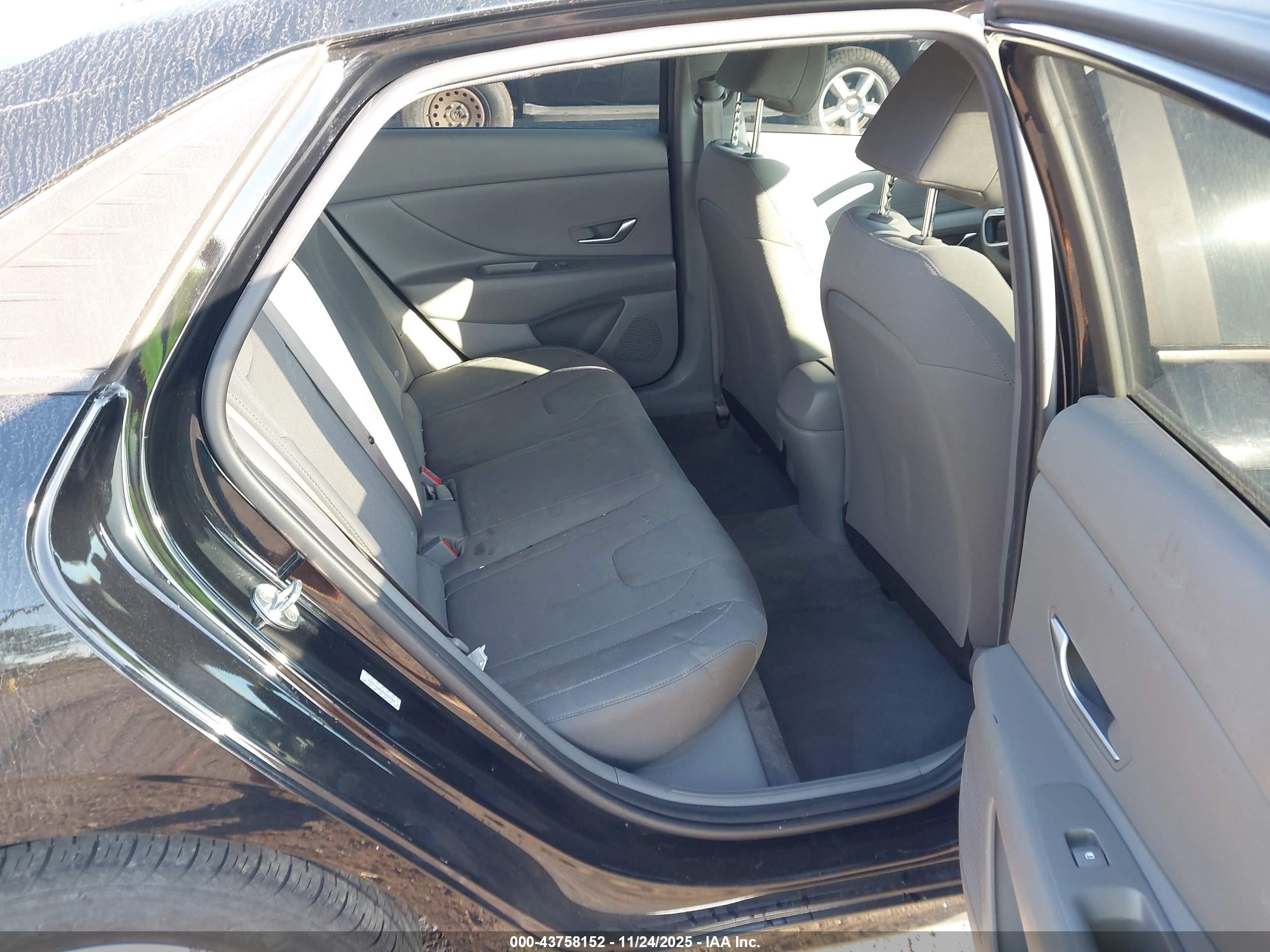 HYUNDAI ELANTRA image 8