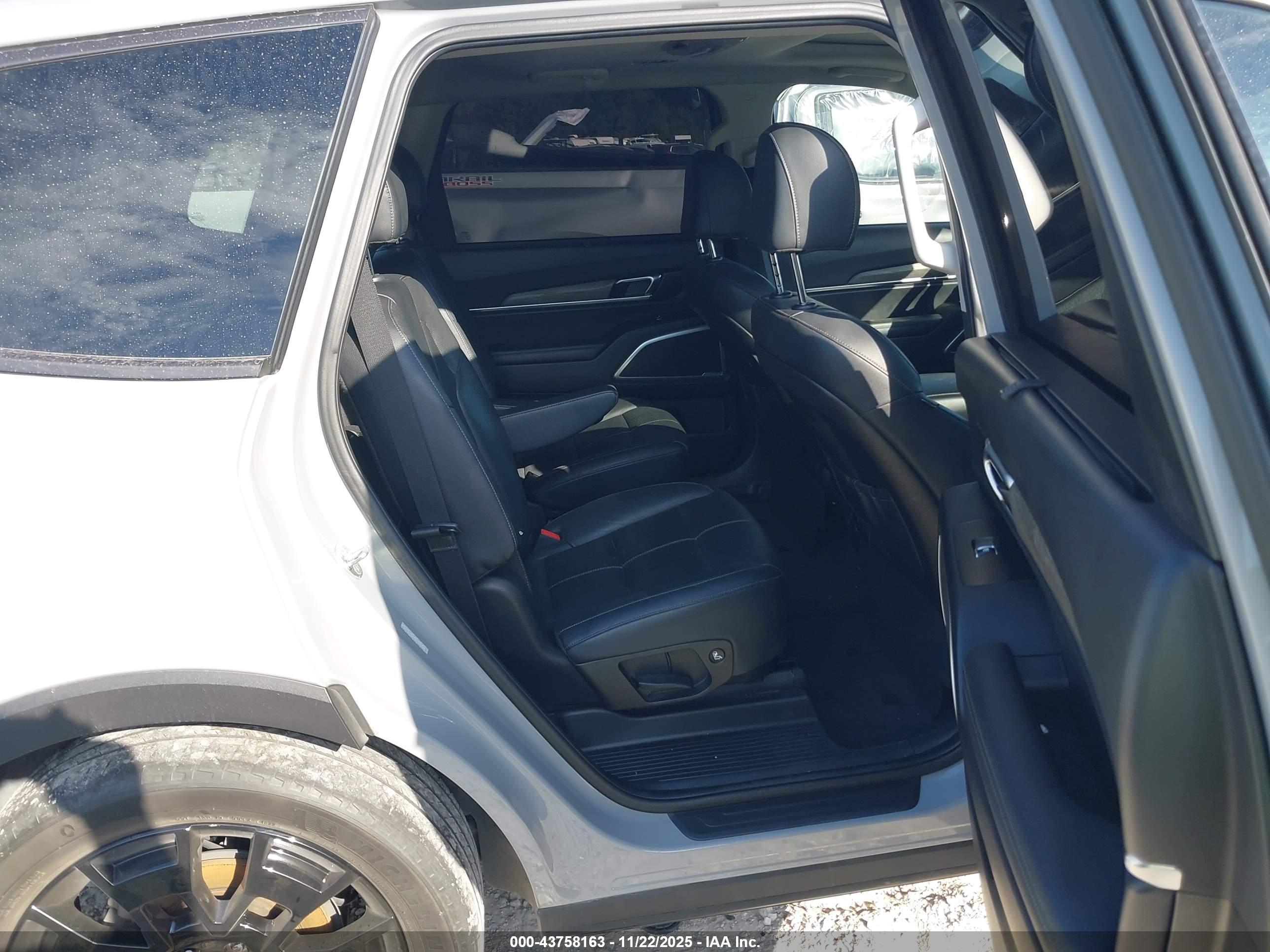 KIA TELLURIDE image 8