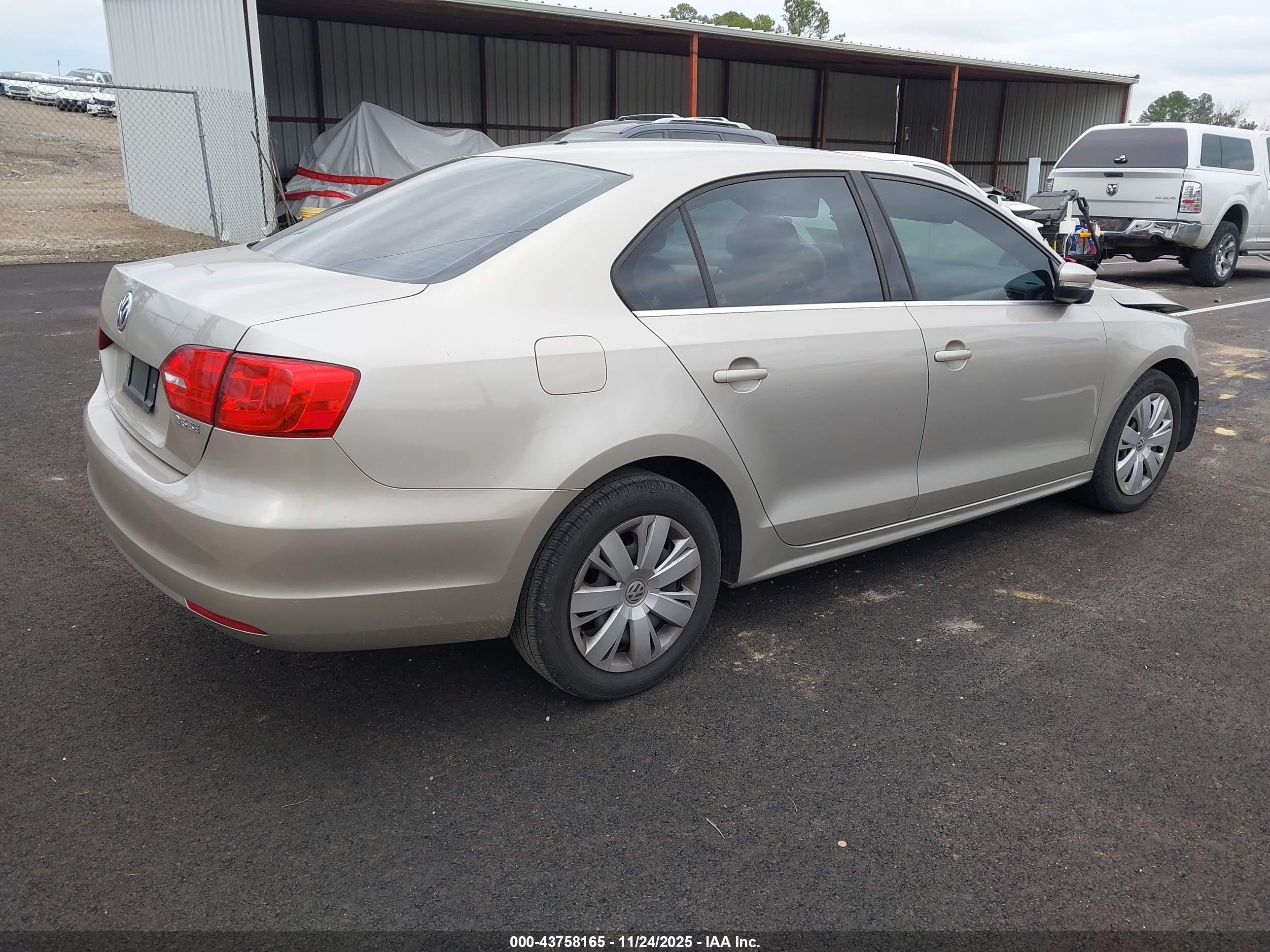 VOLKSWAGEN JETTA image 4