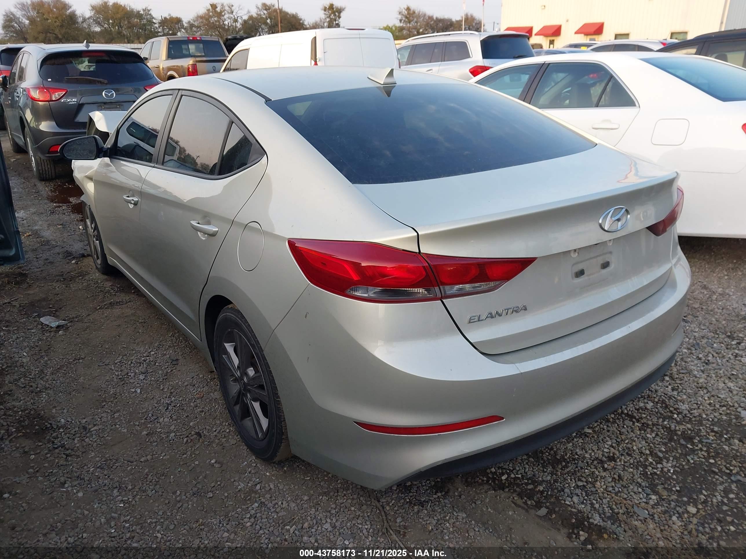HYUNDAI ELANTRA image 3