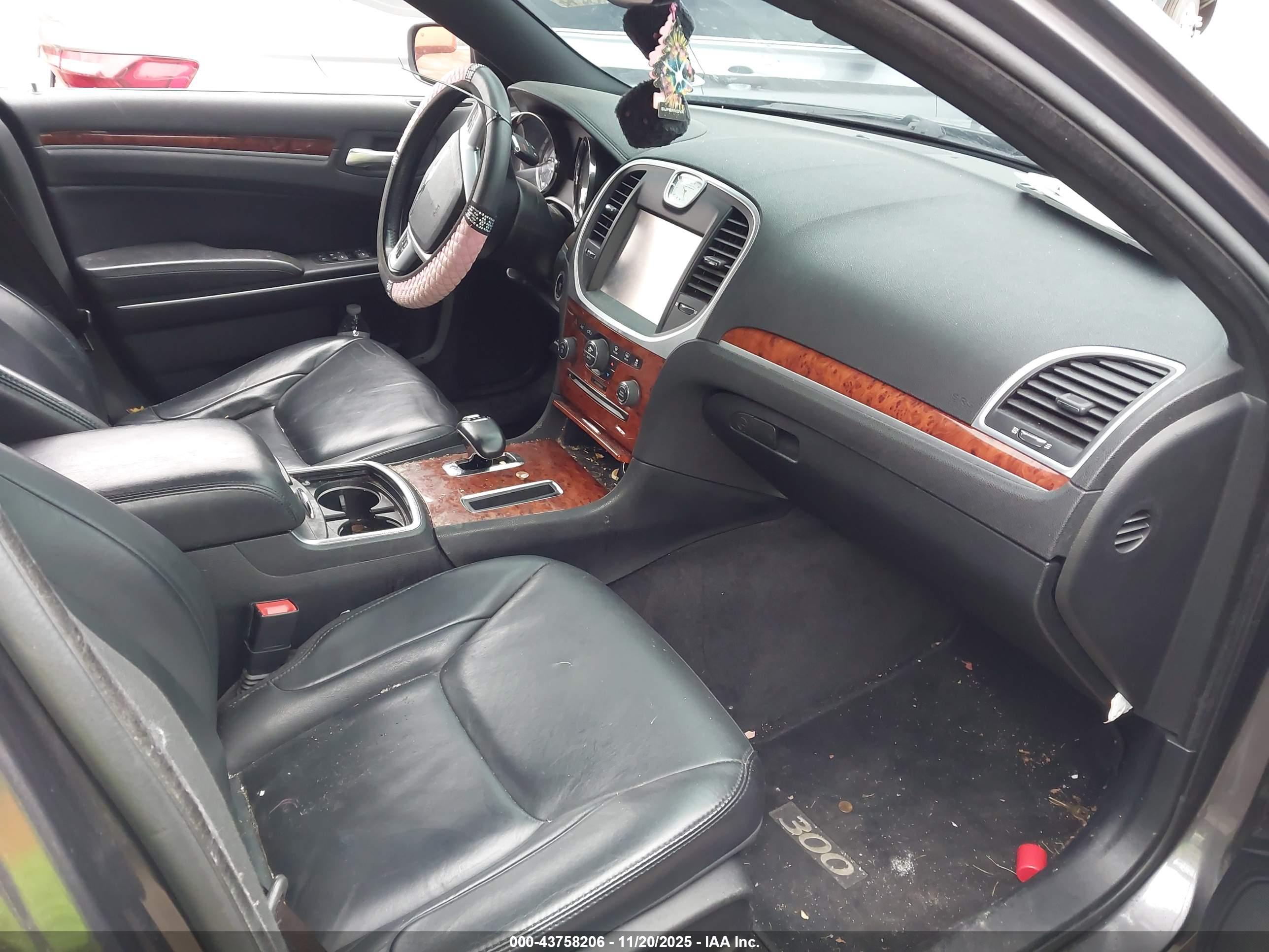 CHRYSLER 300 image 5