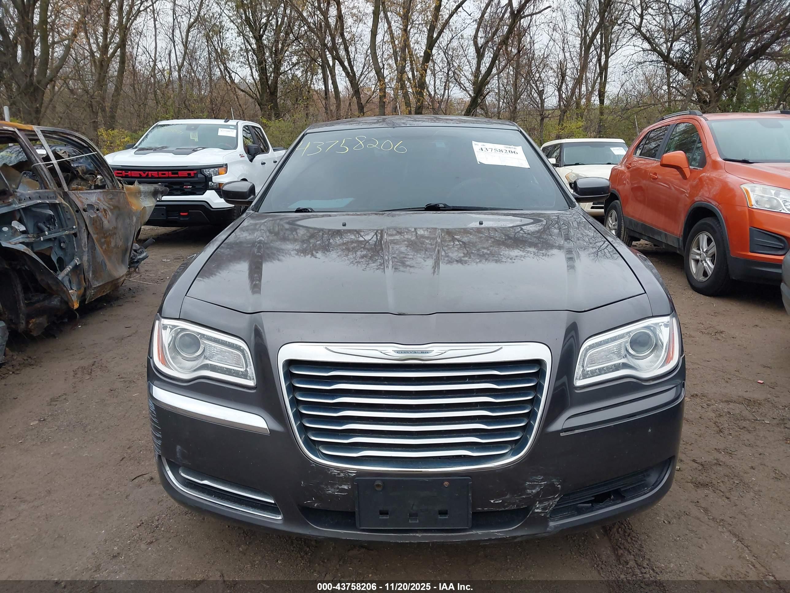CHRYSLER 300 image 6