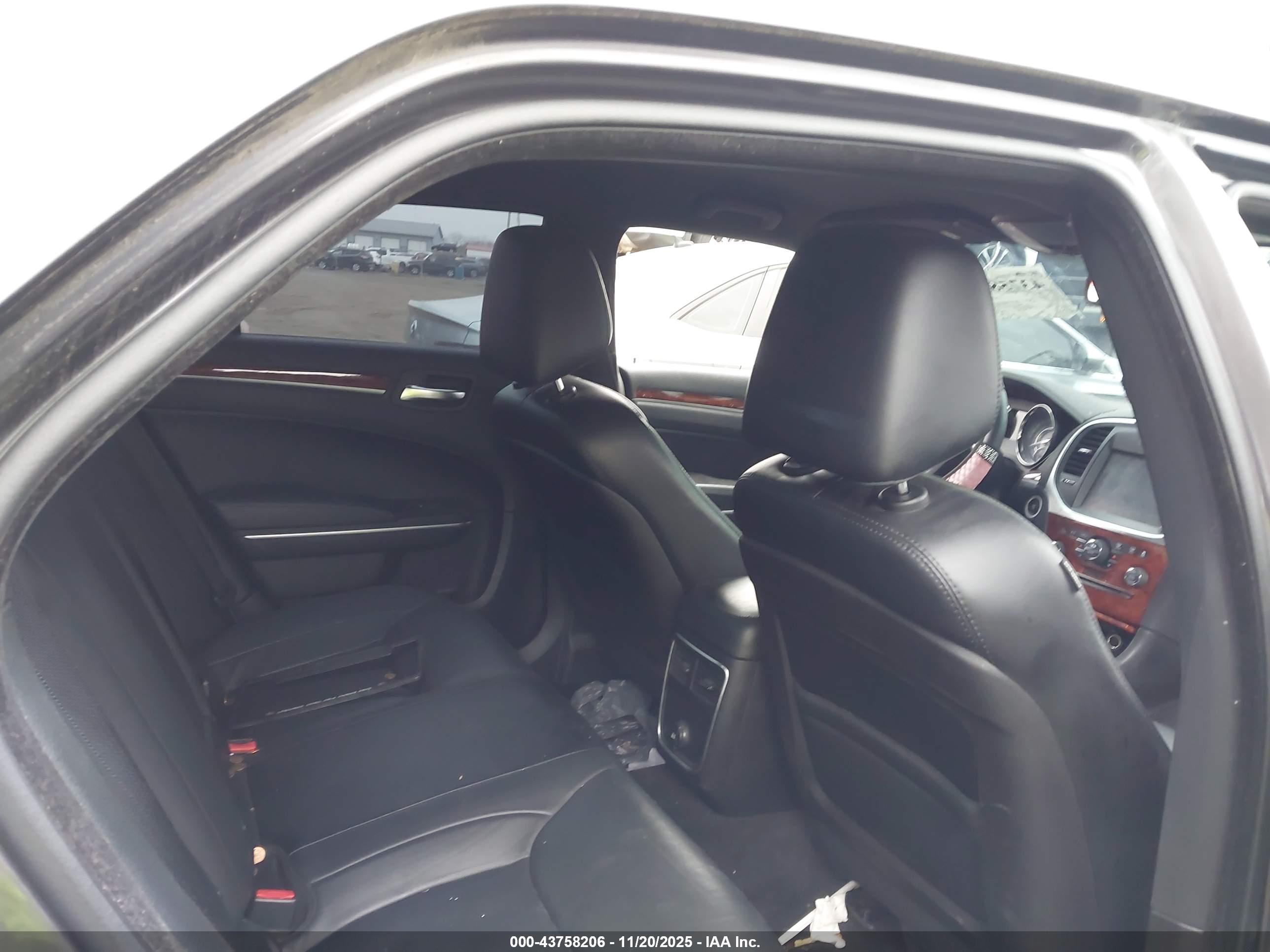 CHRYSLER 300 image 8