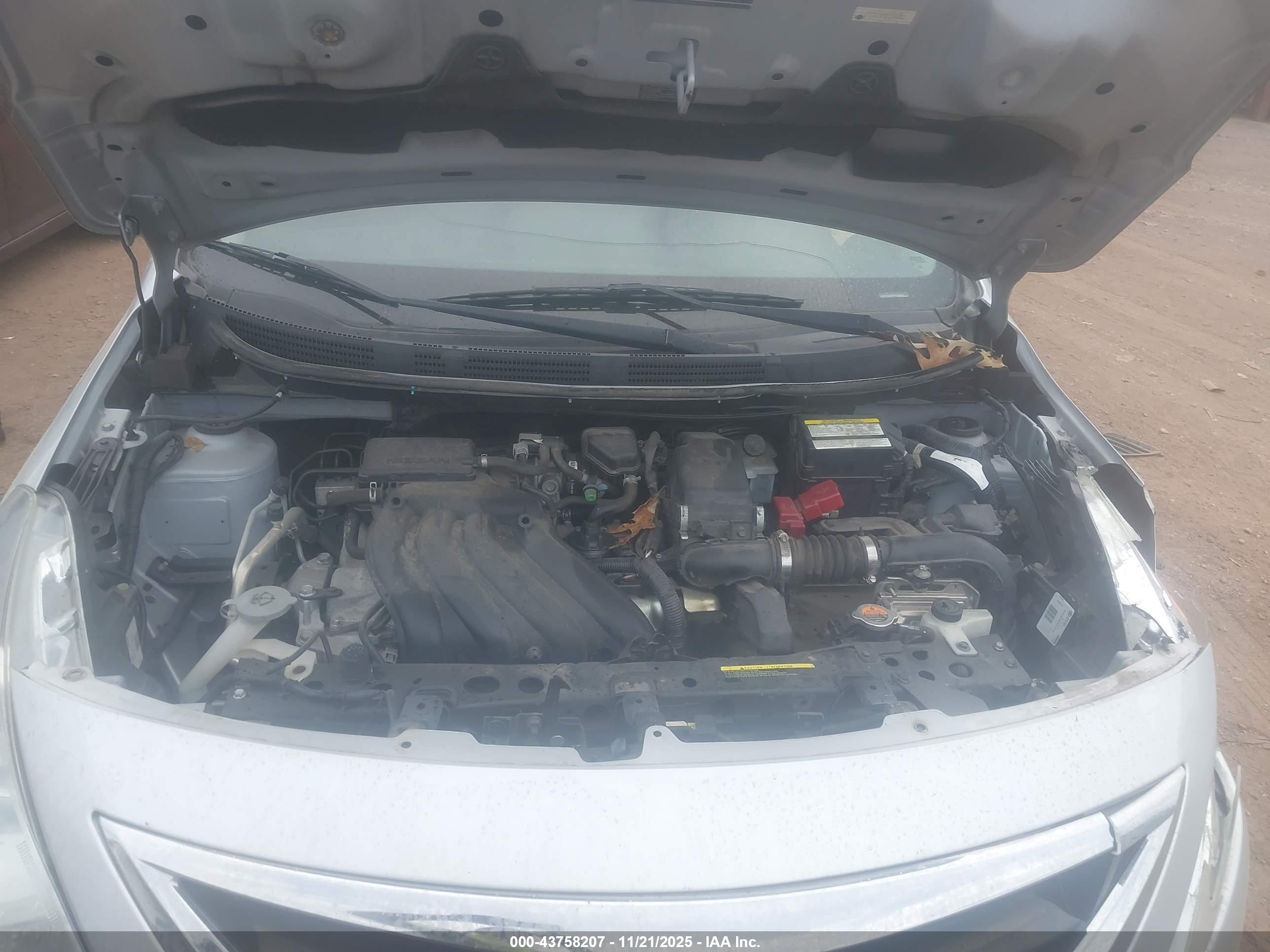 NISSAN VERSA image 10