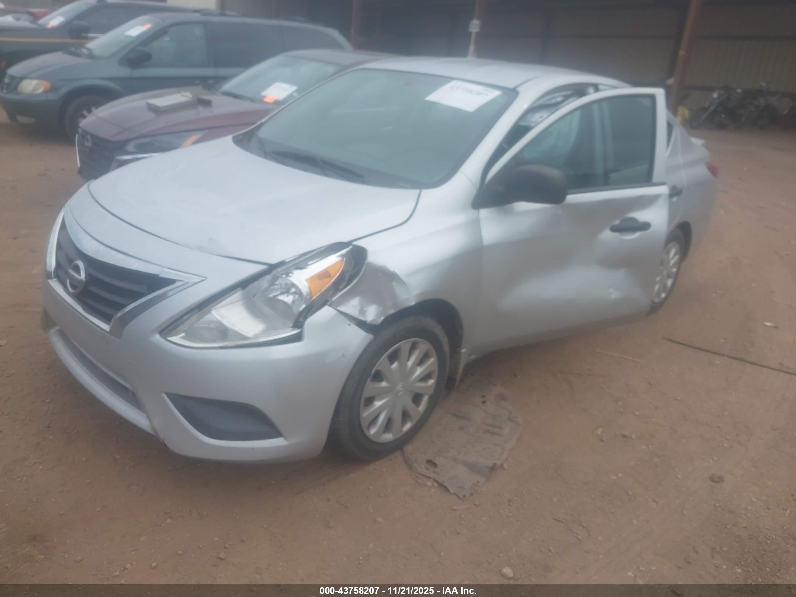 NISSAN VERSA image 2