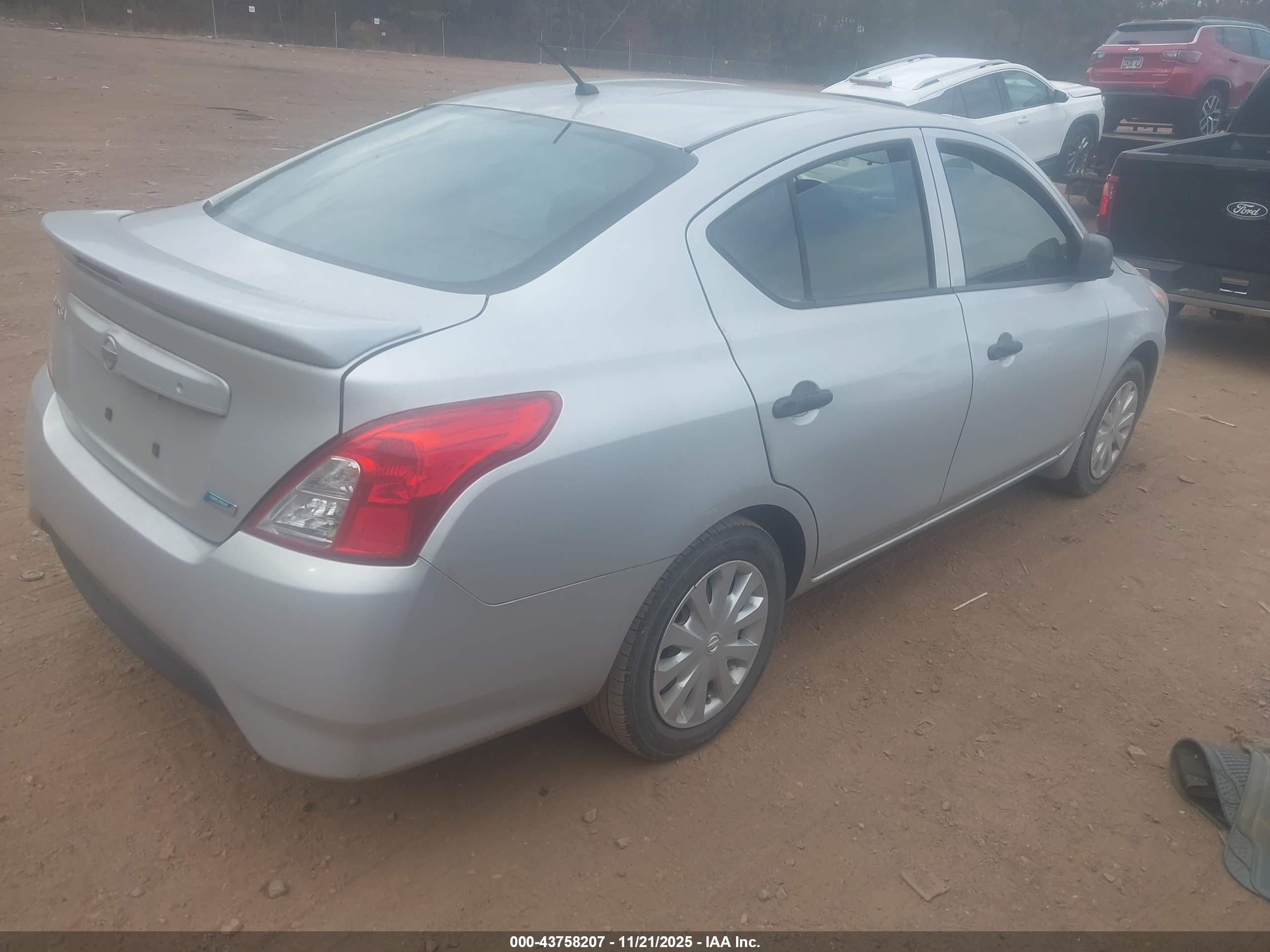 NISSAN VERSA image 4