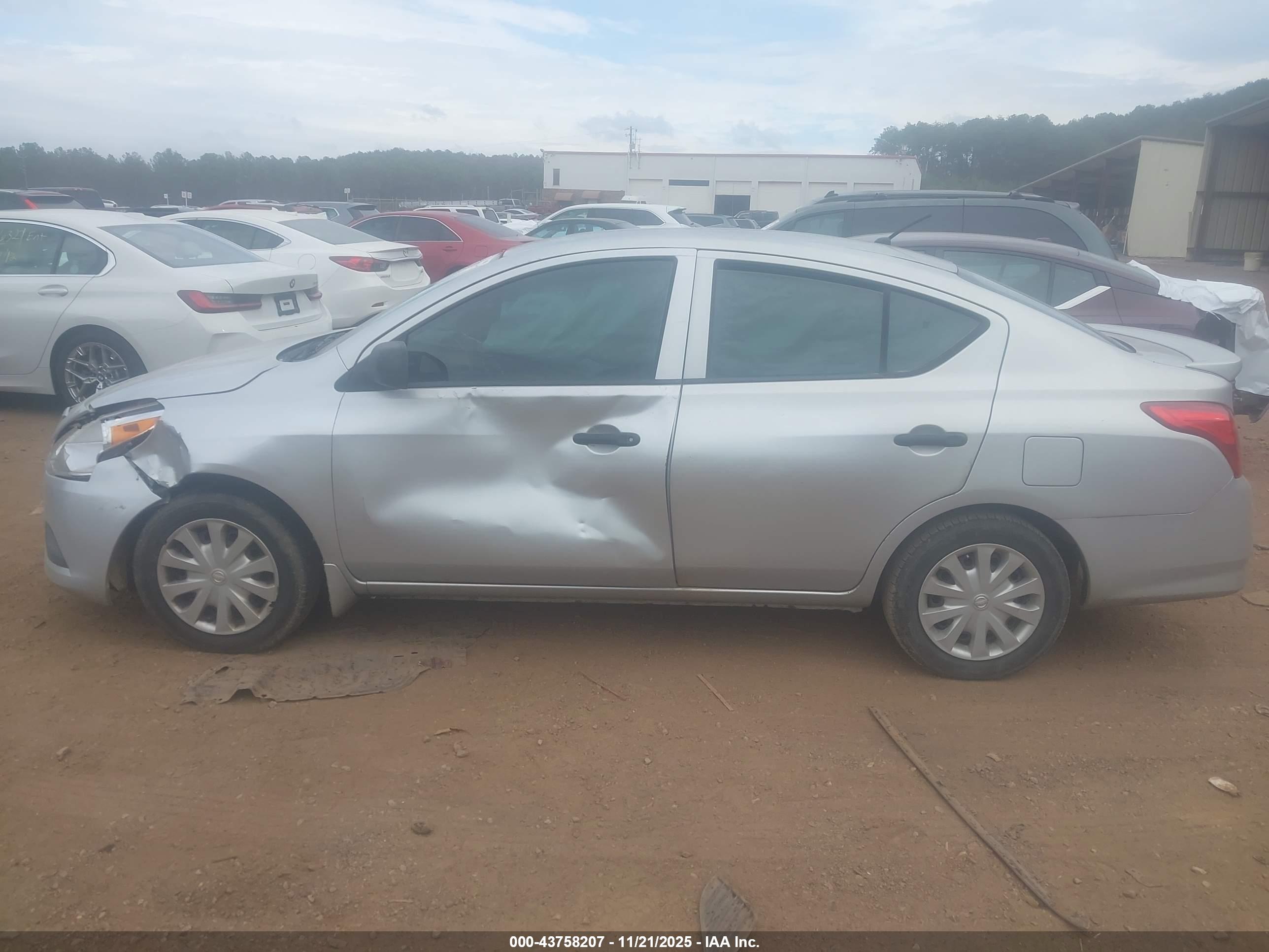 NISSAN VERSA image 6