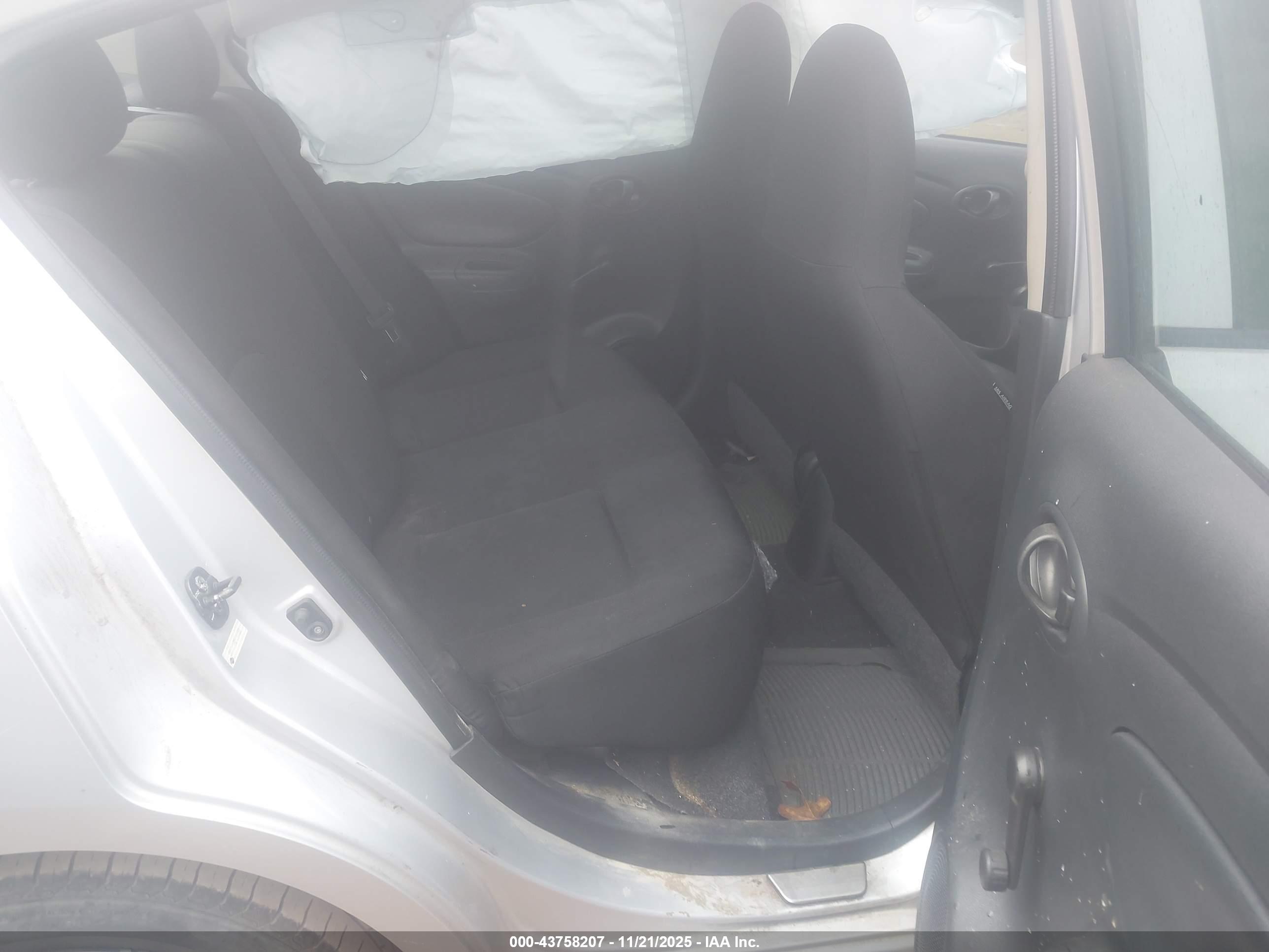 NISSAN VERSA image 8
