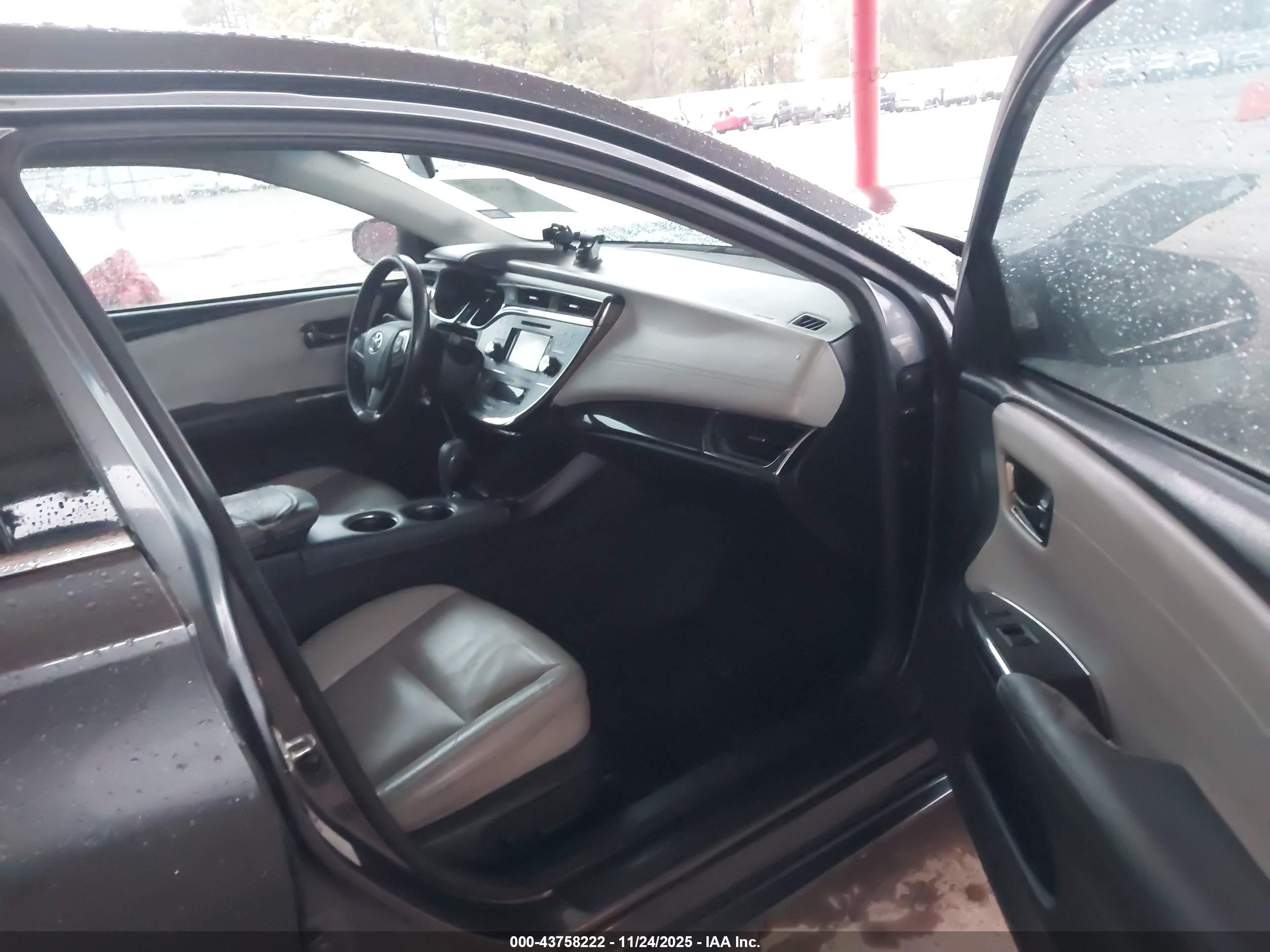 TOYOTA AVALON image 5