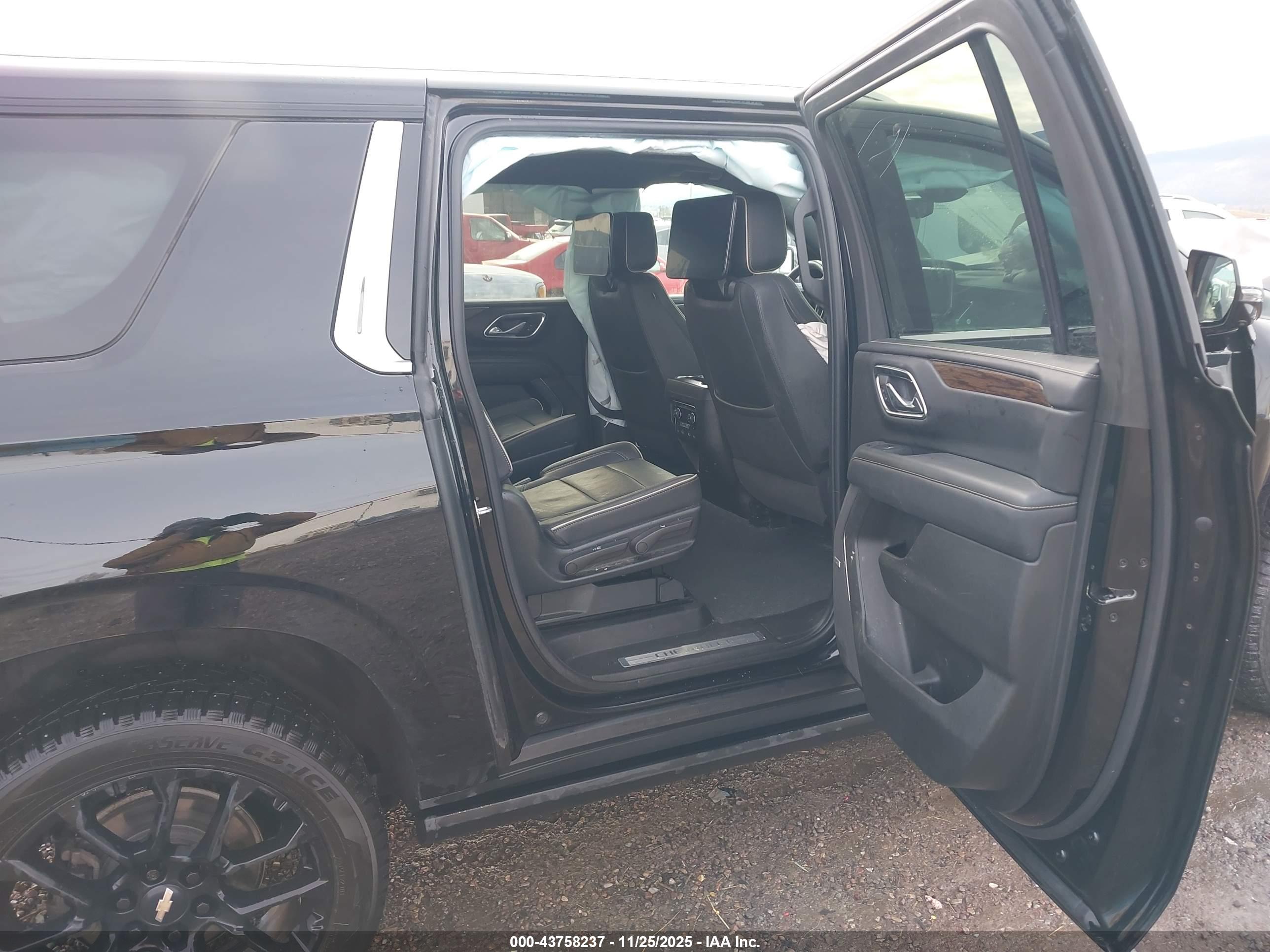 CHEVROLET SUBURBAN image 8