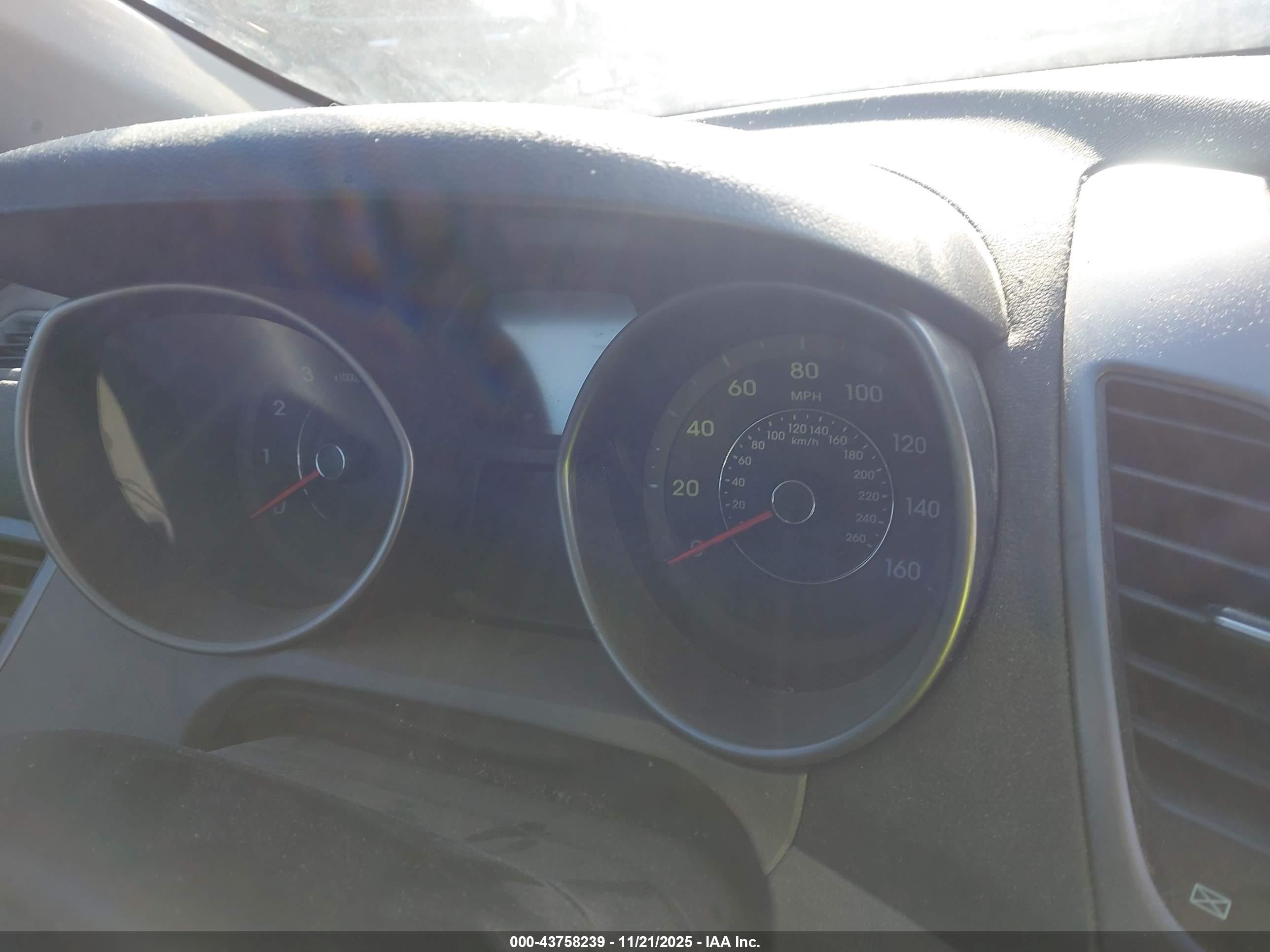 HYUNDAI ELANTRA image 7