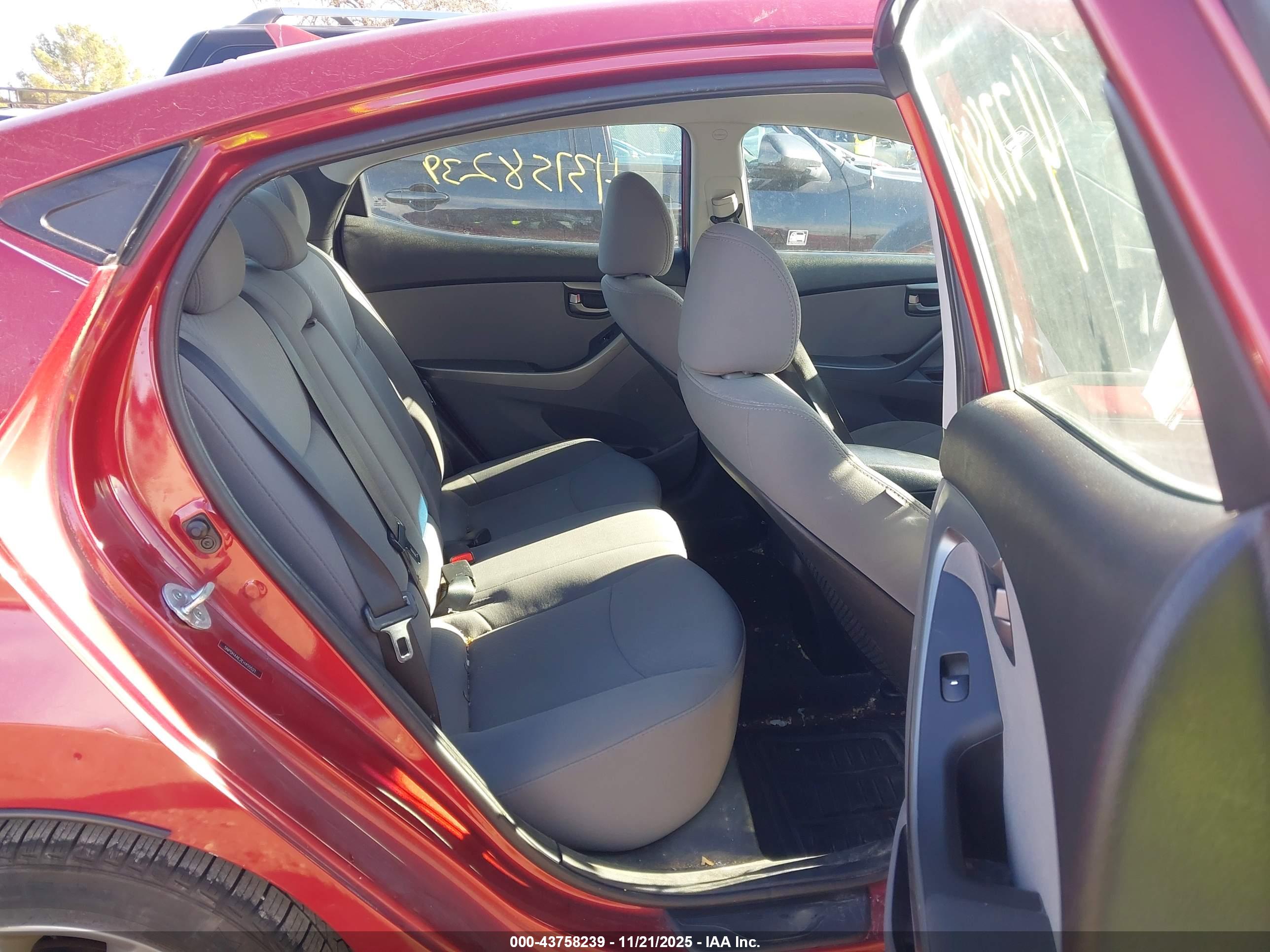 HYUNDAI ELANTRA image 8
