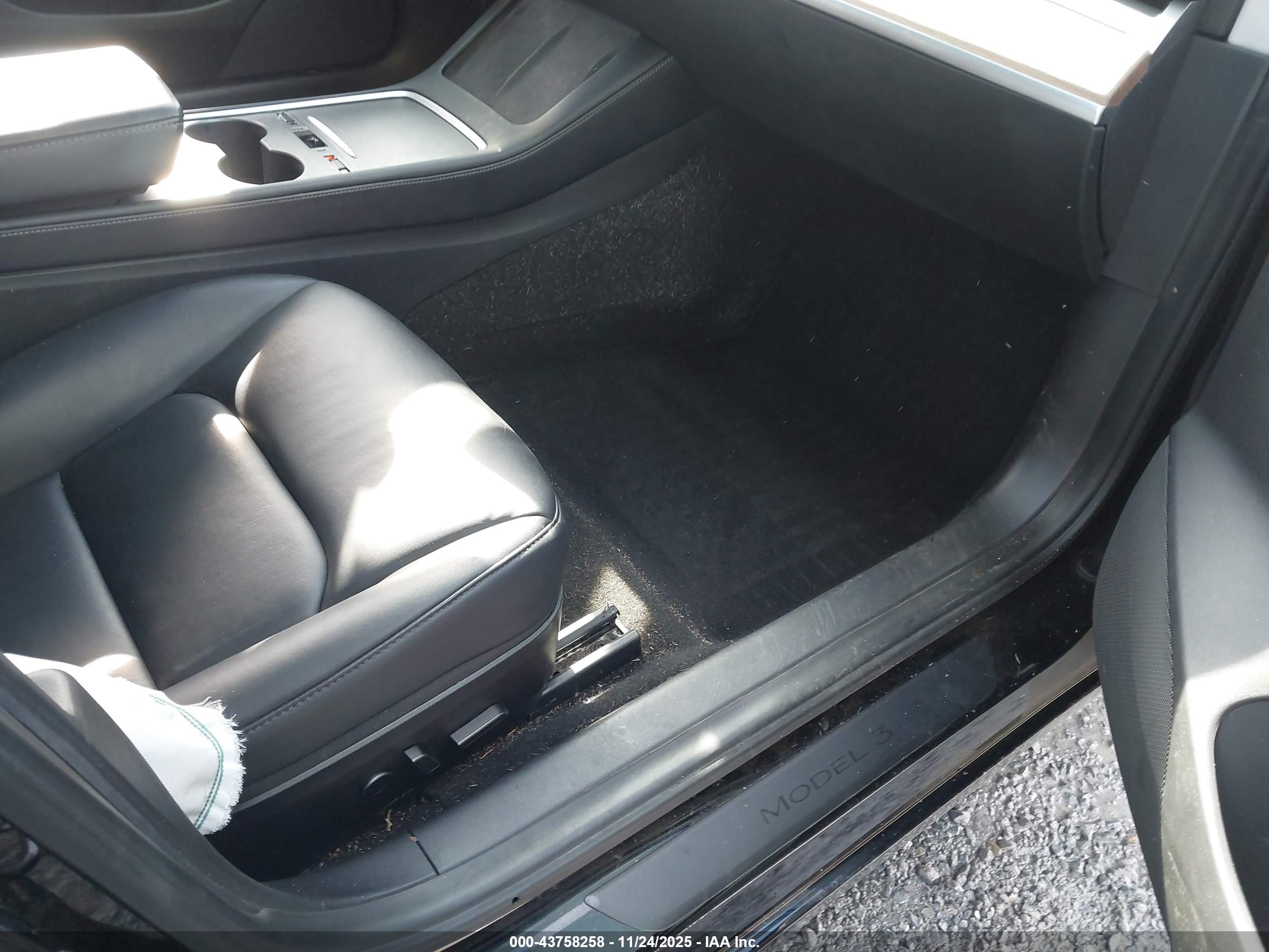 TESLA MODEL image 5