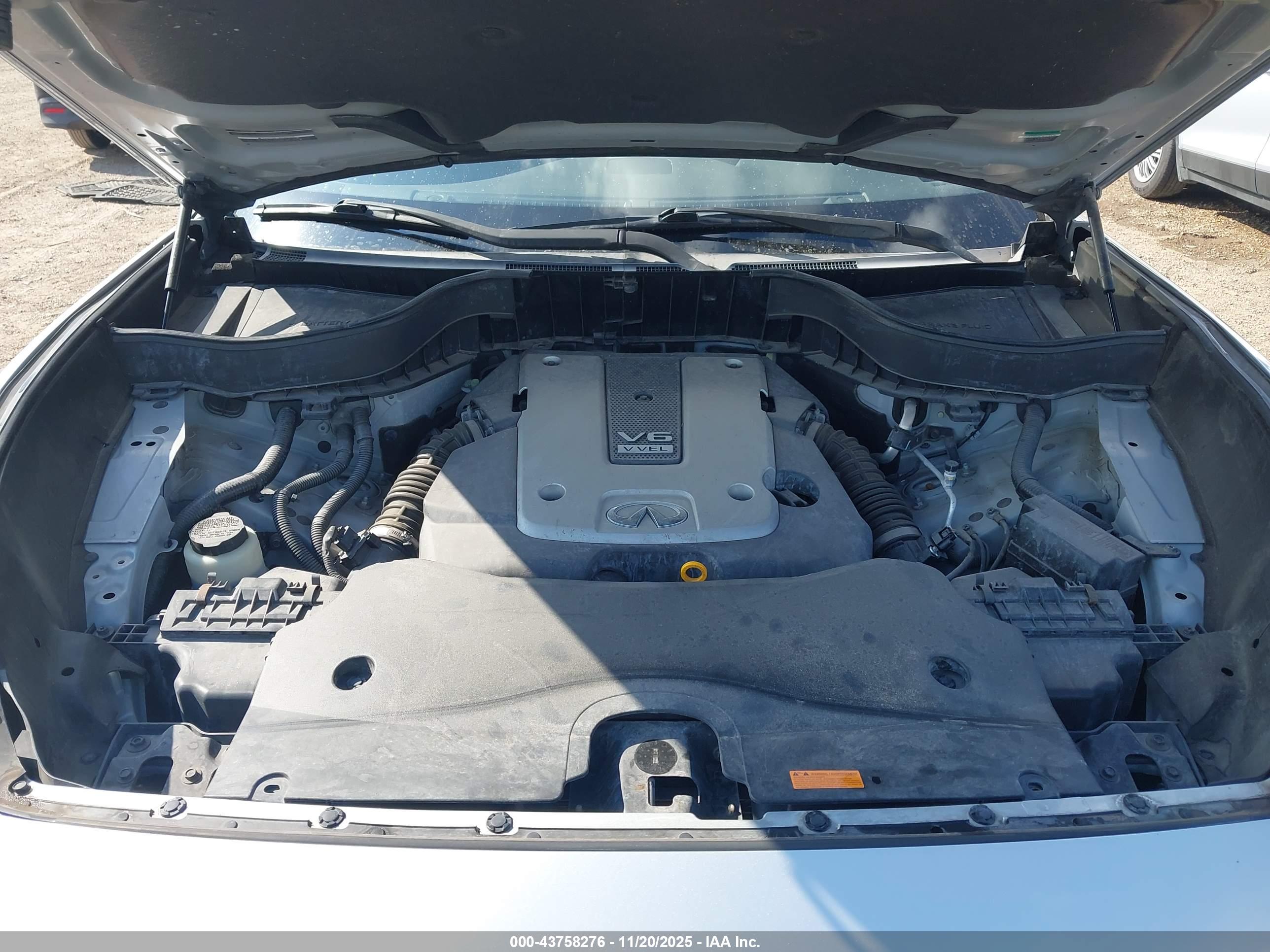 INFINITI QX70 image 10
