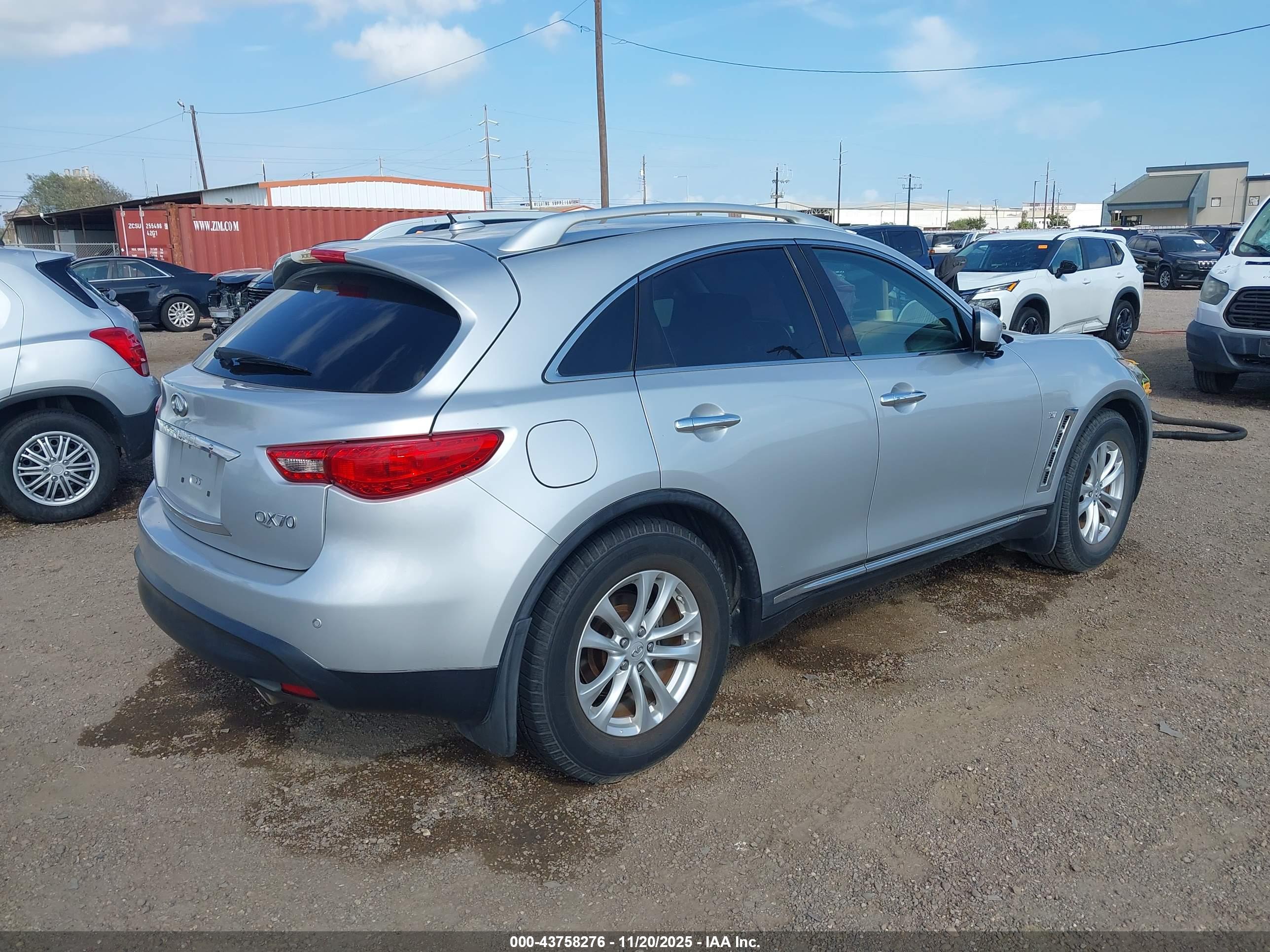 INFINITI QX70 image 4