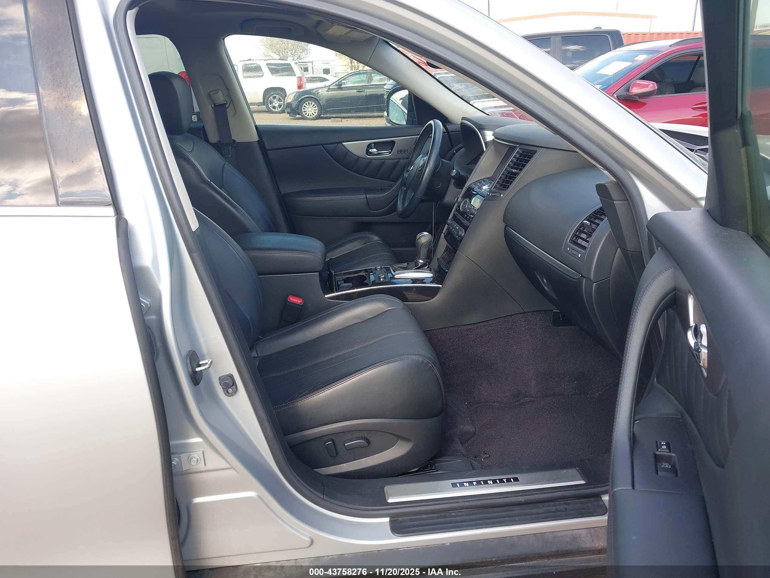 INFINITI QX70 image 5