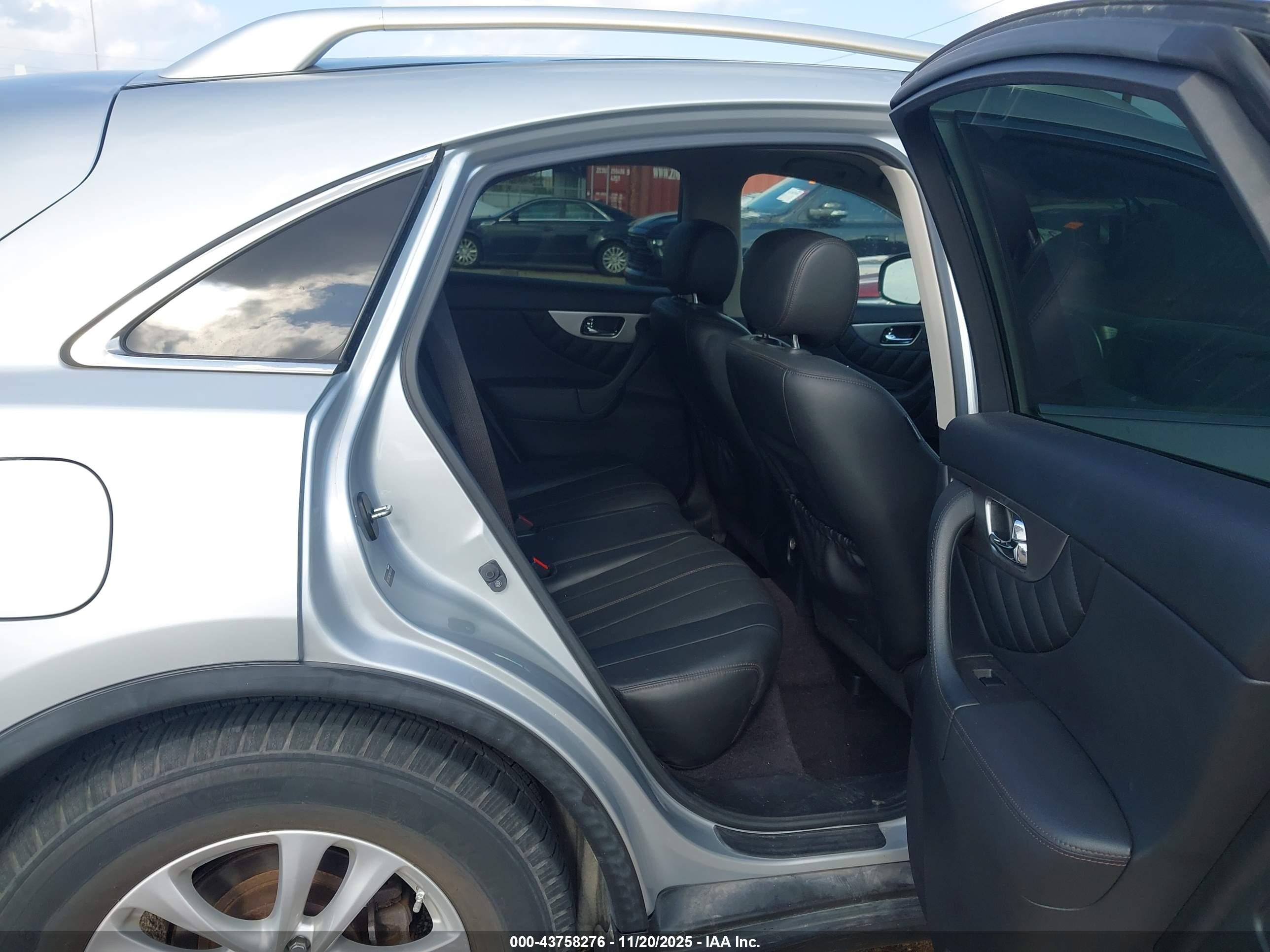 INFINITI QX70 image 8