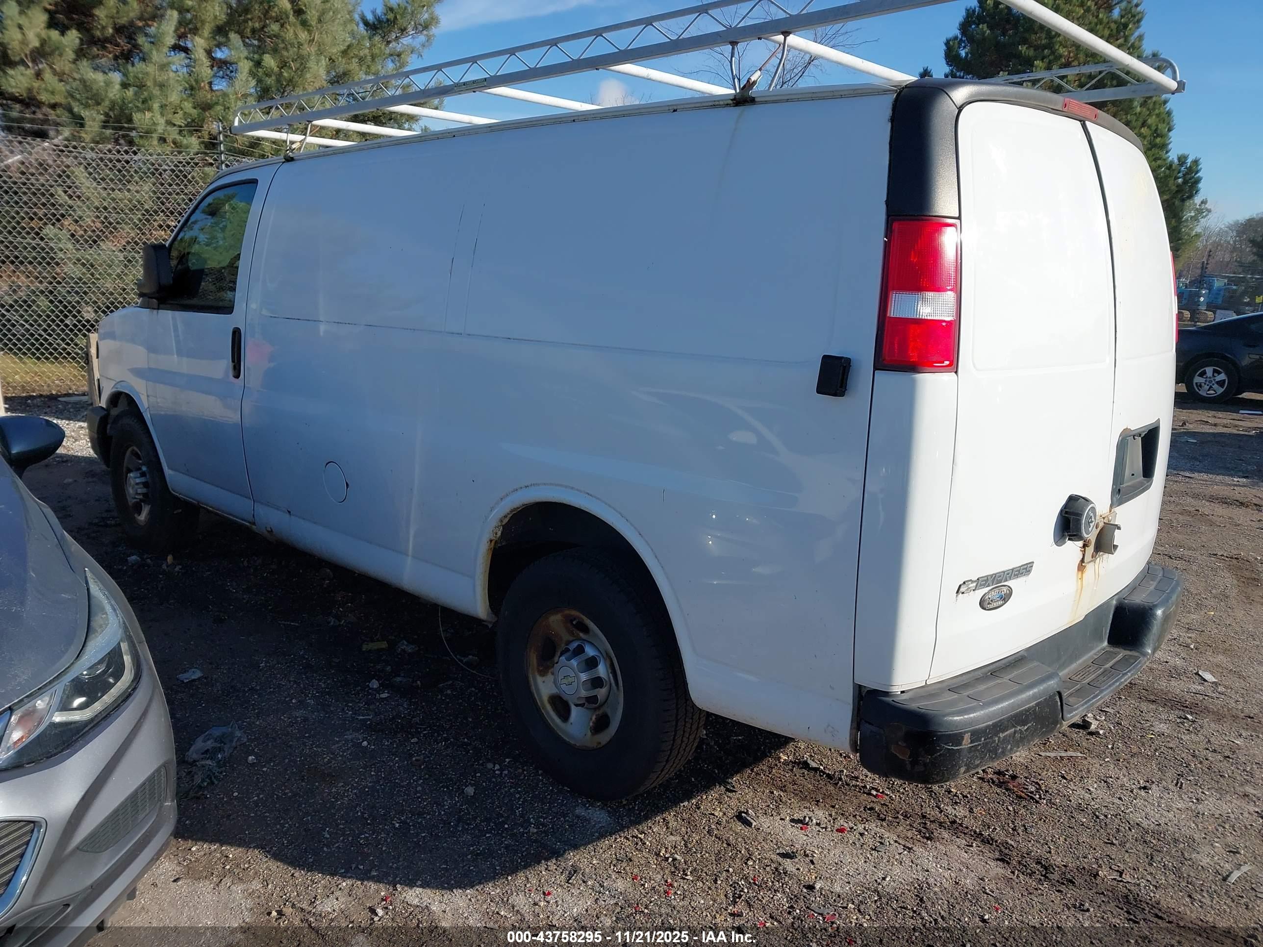 CHEVROLET EXPRESS image 3