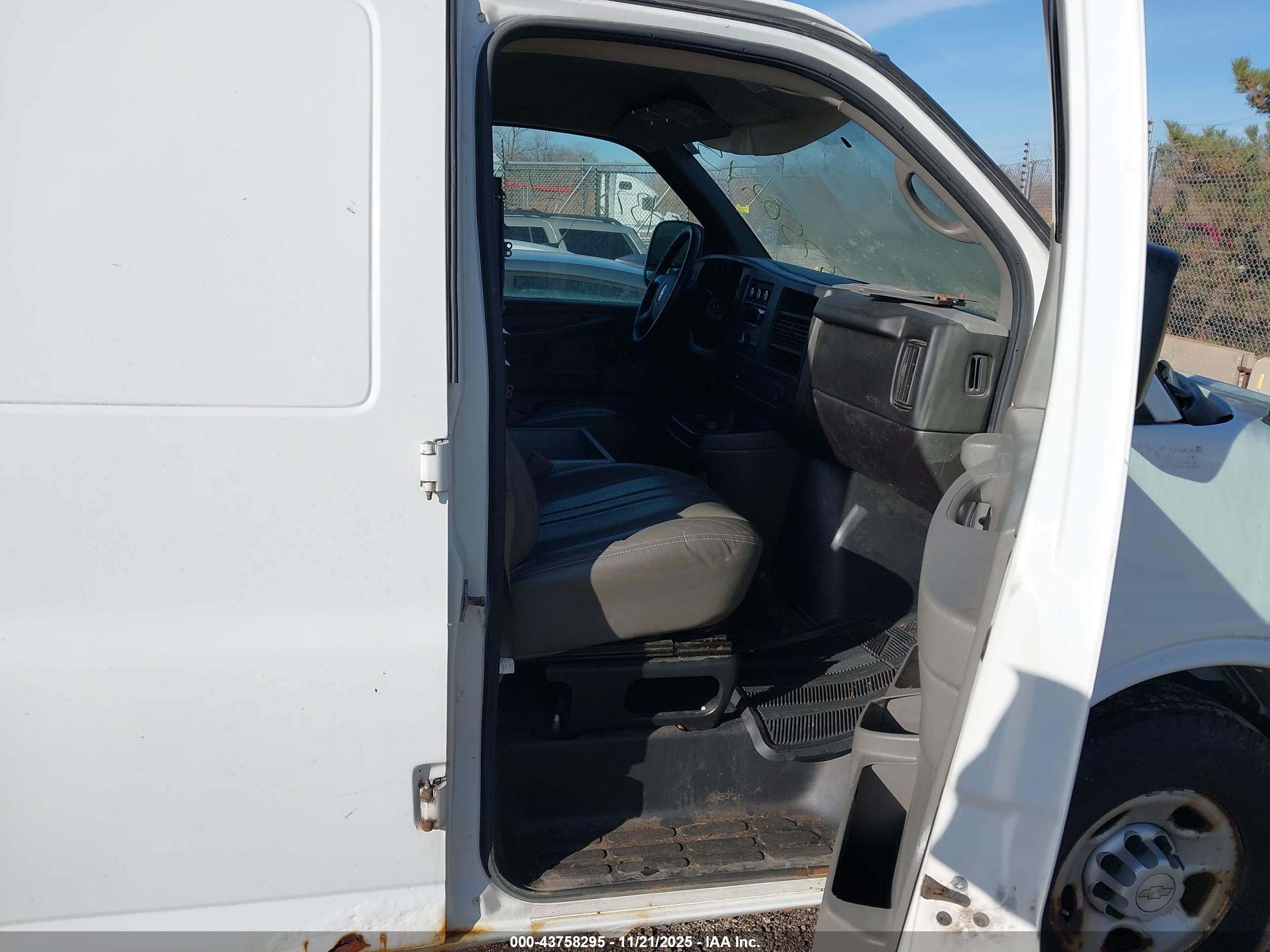 CHEVROLET EXPRESS image 5