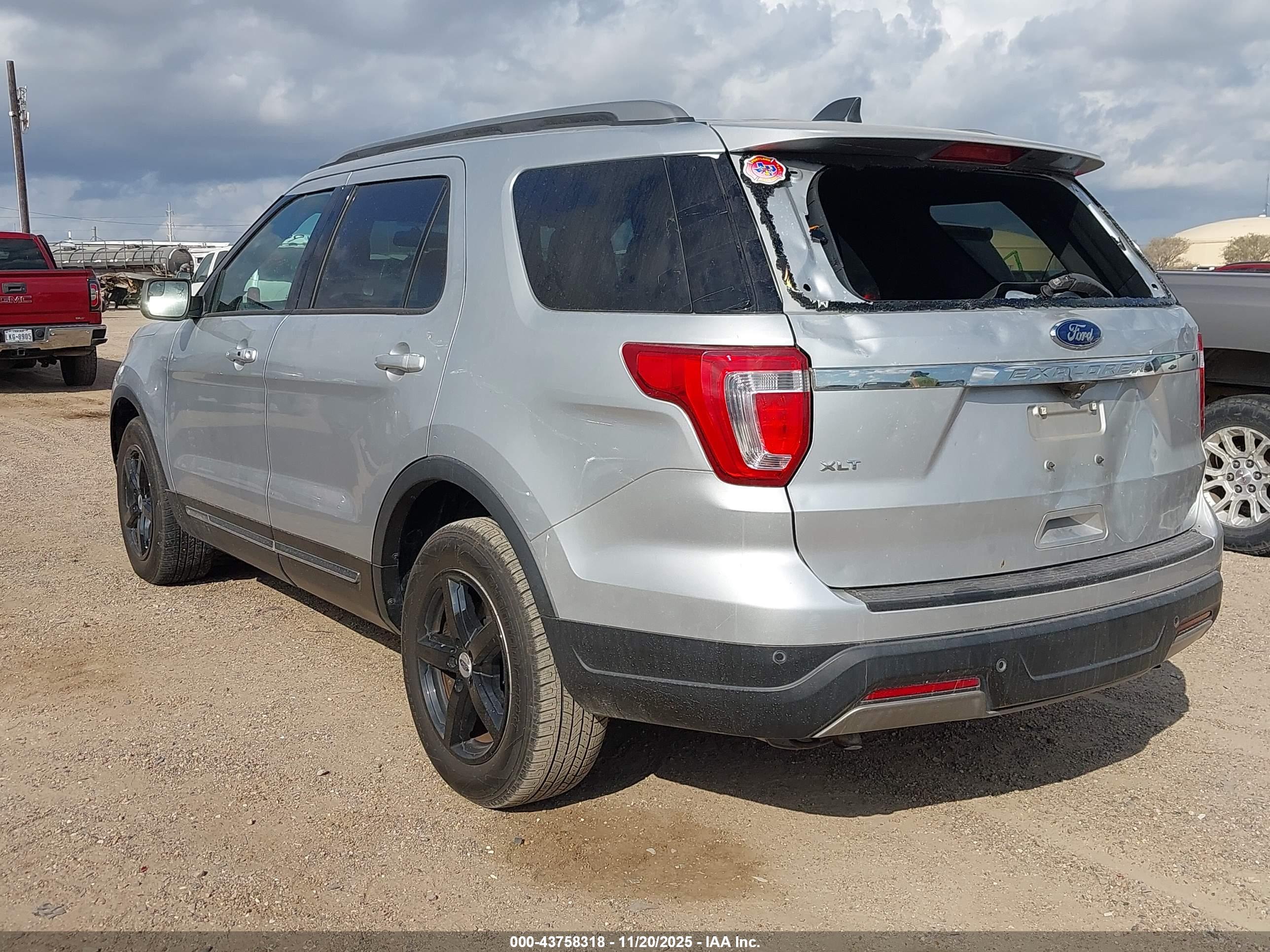 FORD EXPLORER image 3