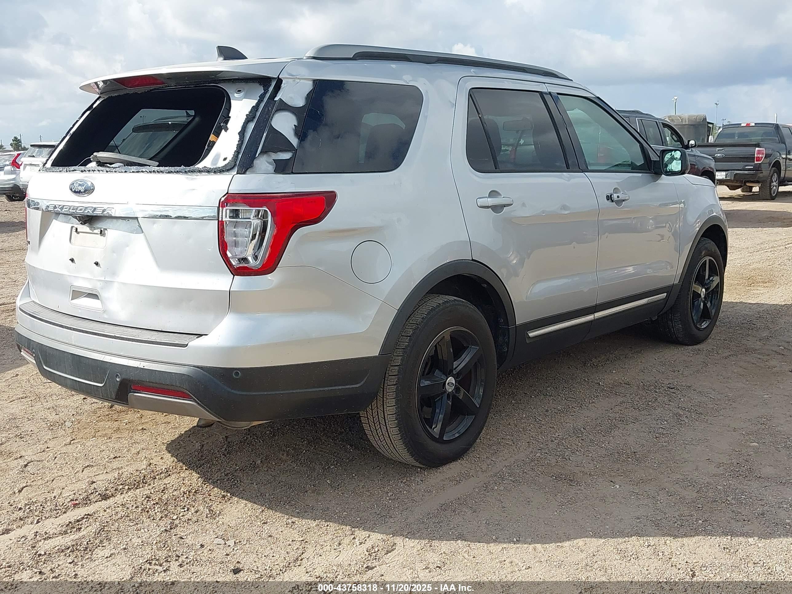 FORD EXPLORER image 4