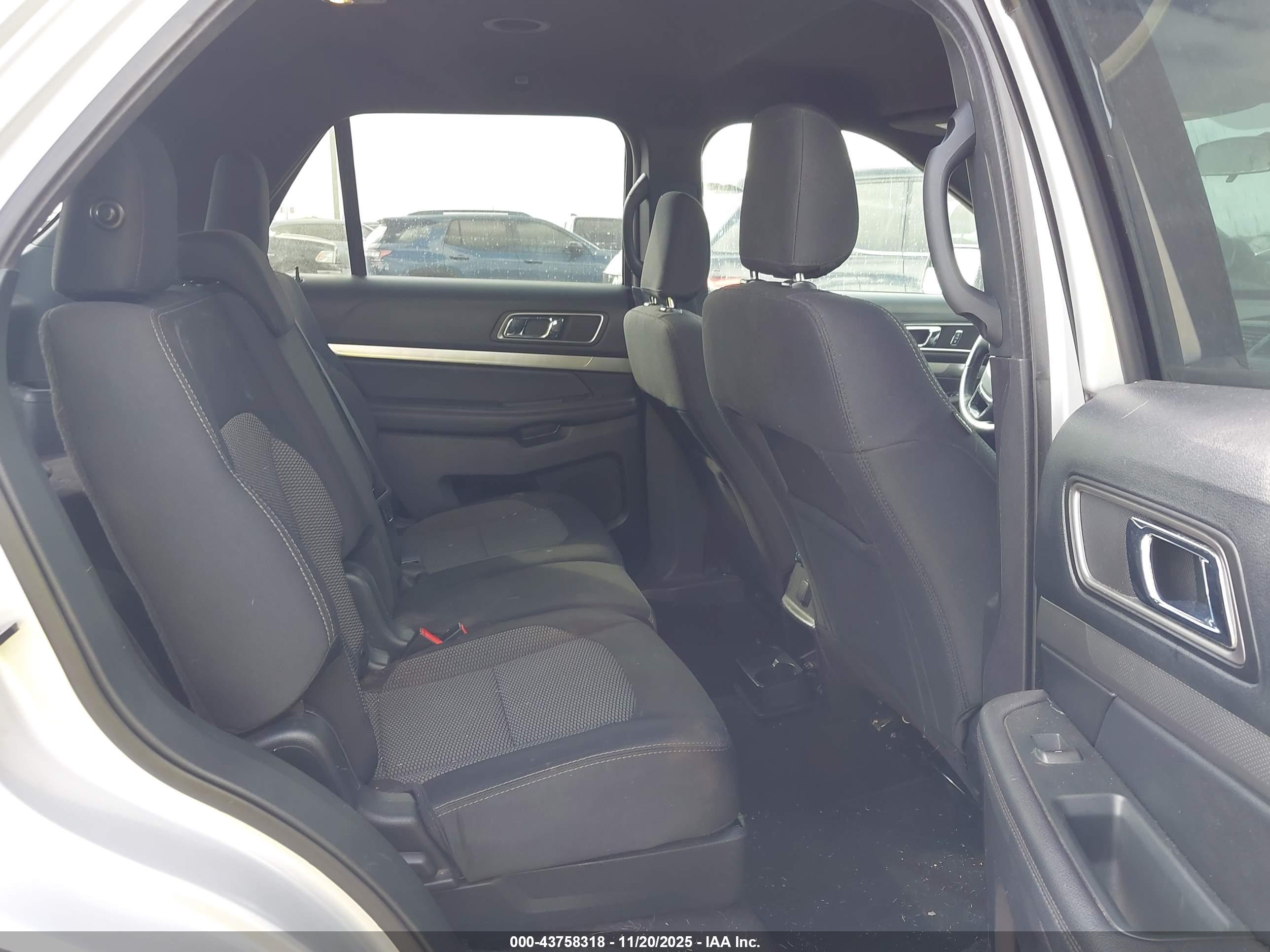 FORD EXPLORER image 8