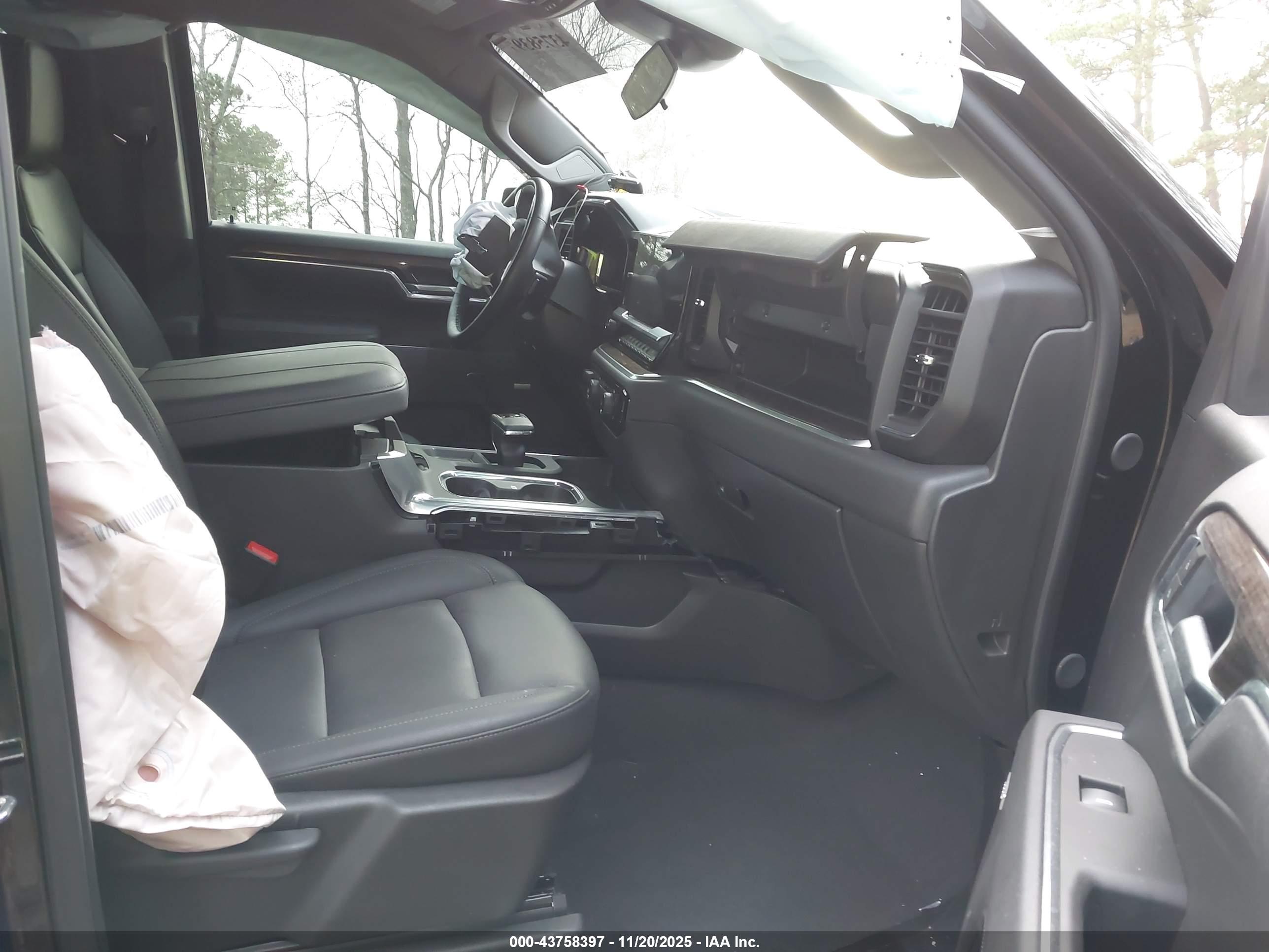 CHEVROLET SILVERADO image 5
