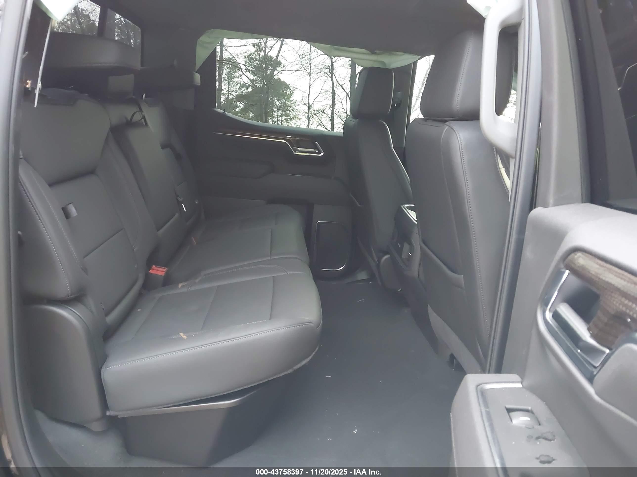 CHEVROLET SILVERADO image 8