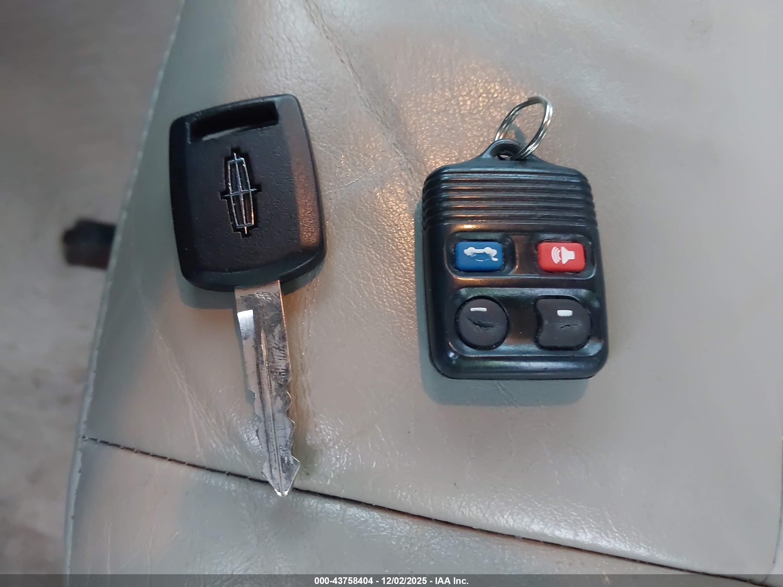 LINCOLN TOWN image 11