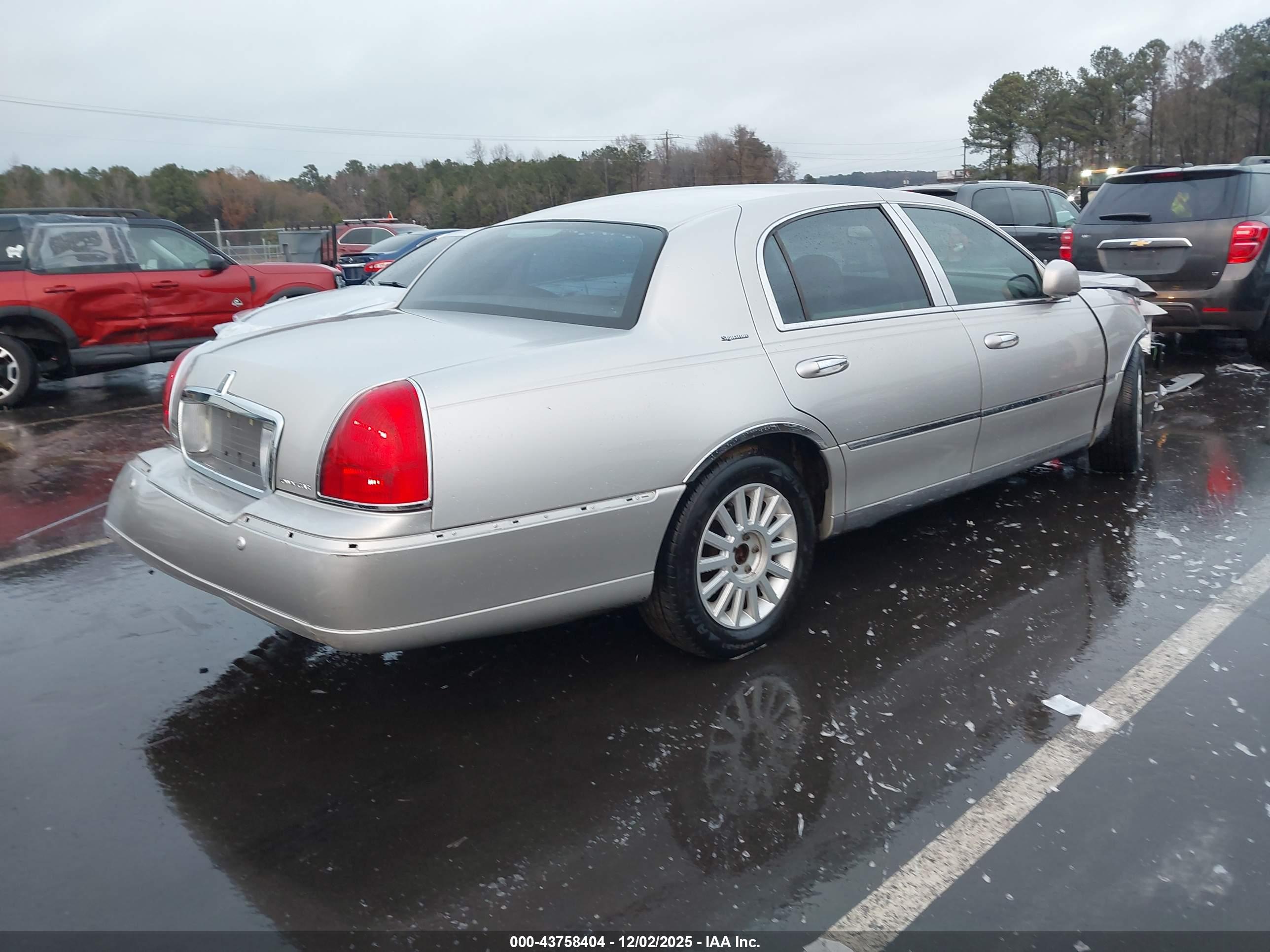 LINCOLN TOWN image 4
