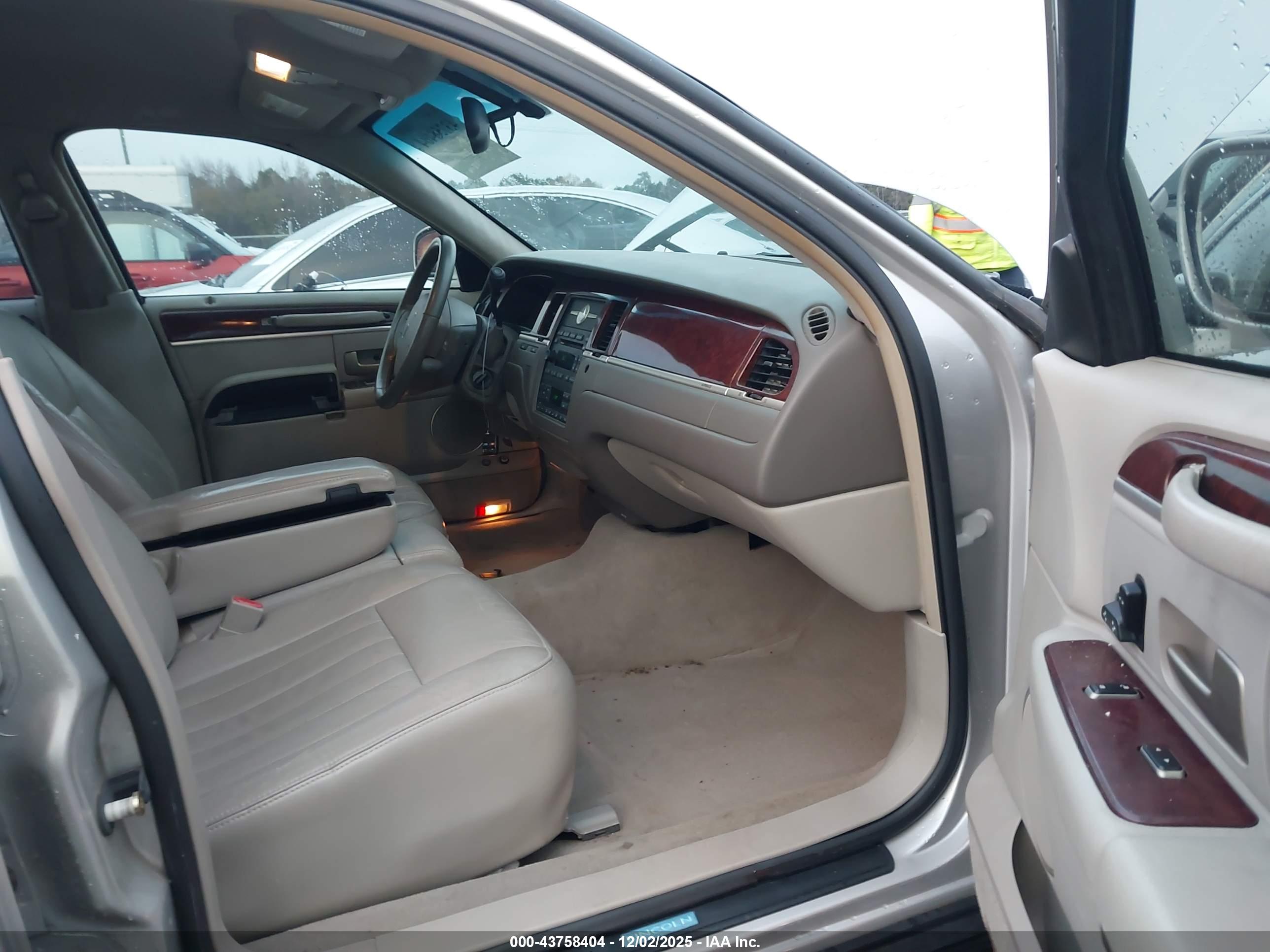 LINCOLN TOWN image 5