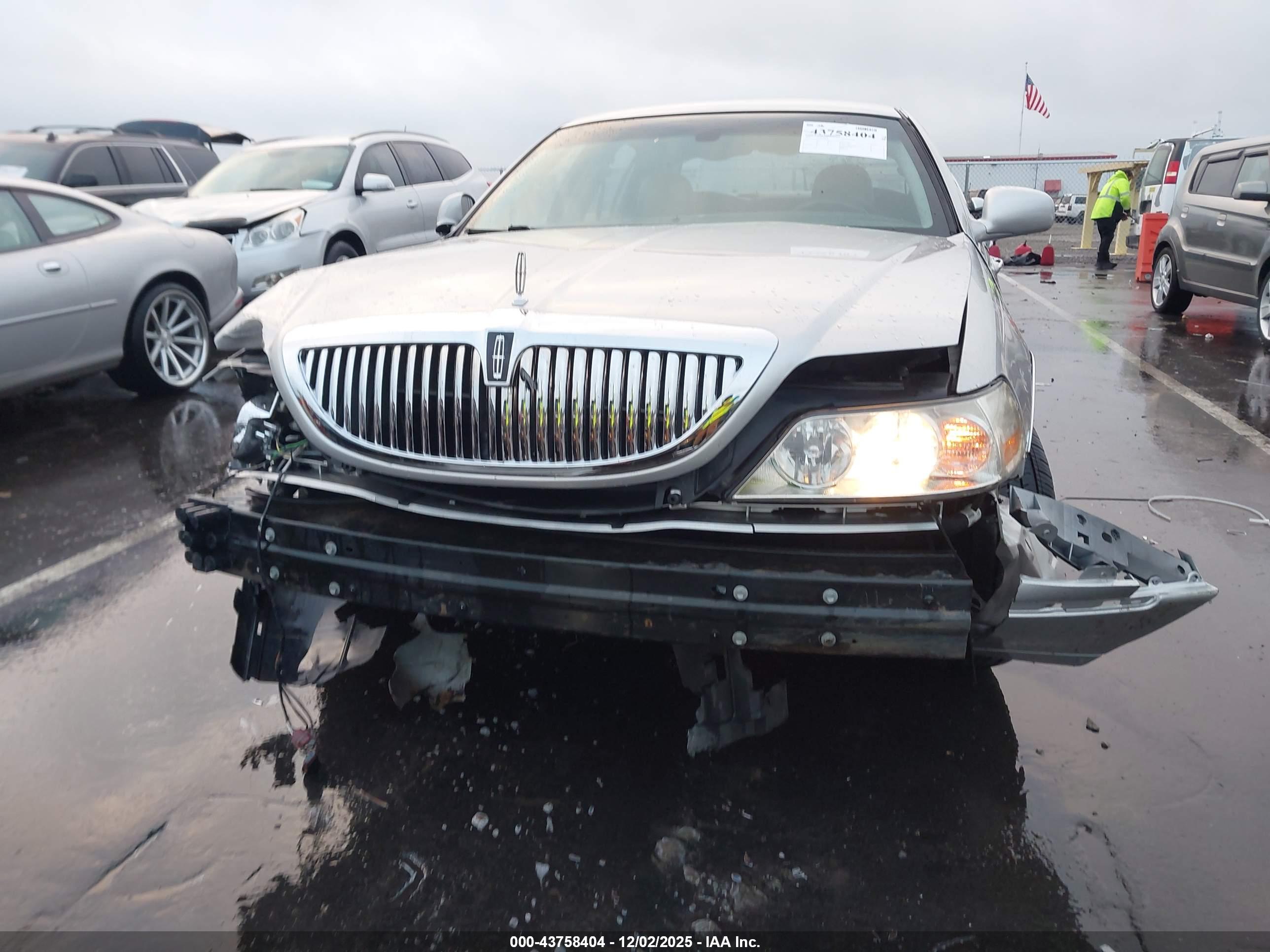 LINCOLN TOWN image 6