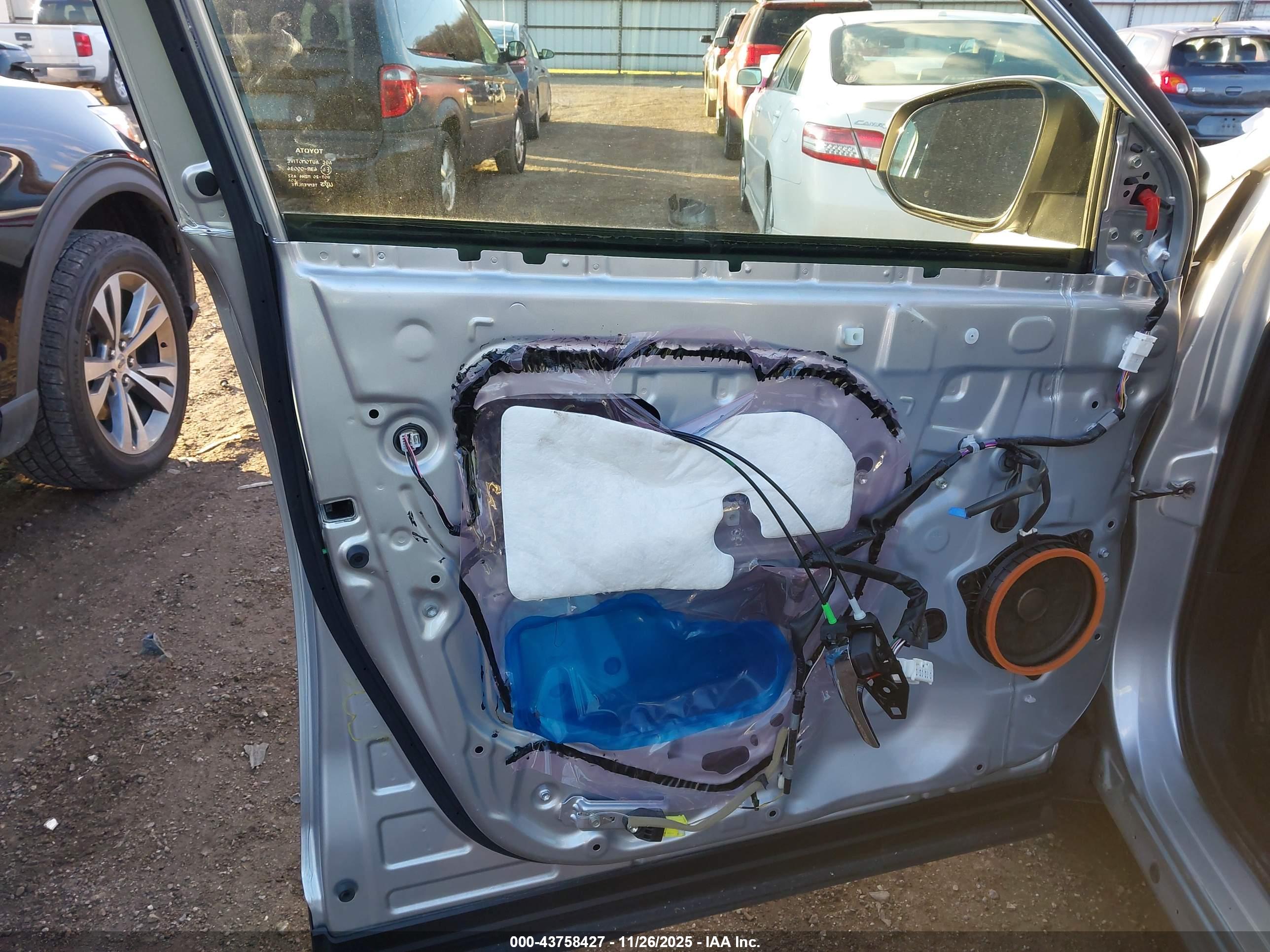 TOYOTA RAV4 image 6