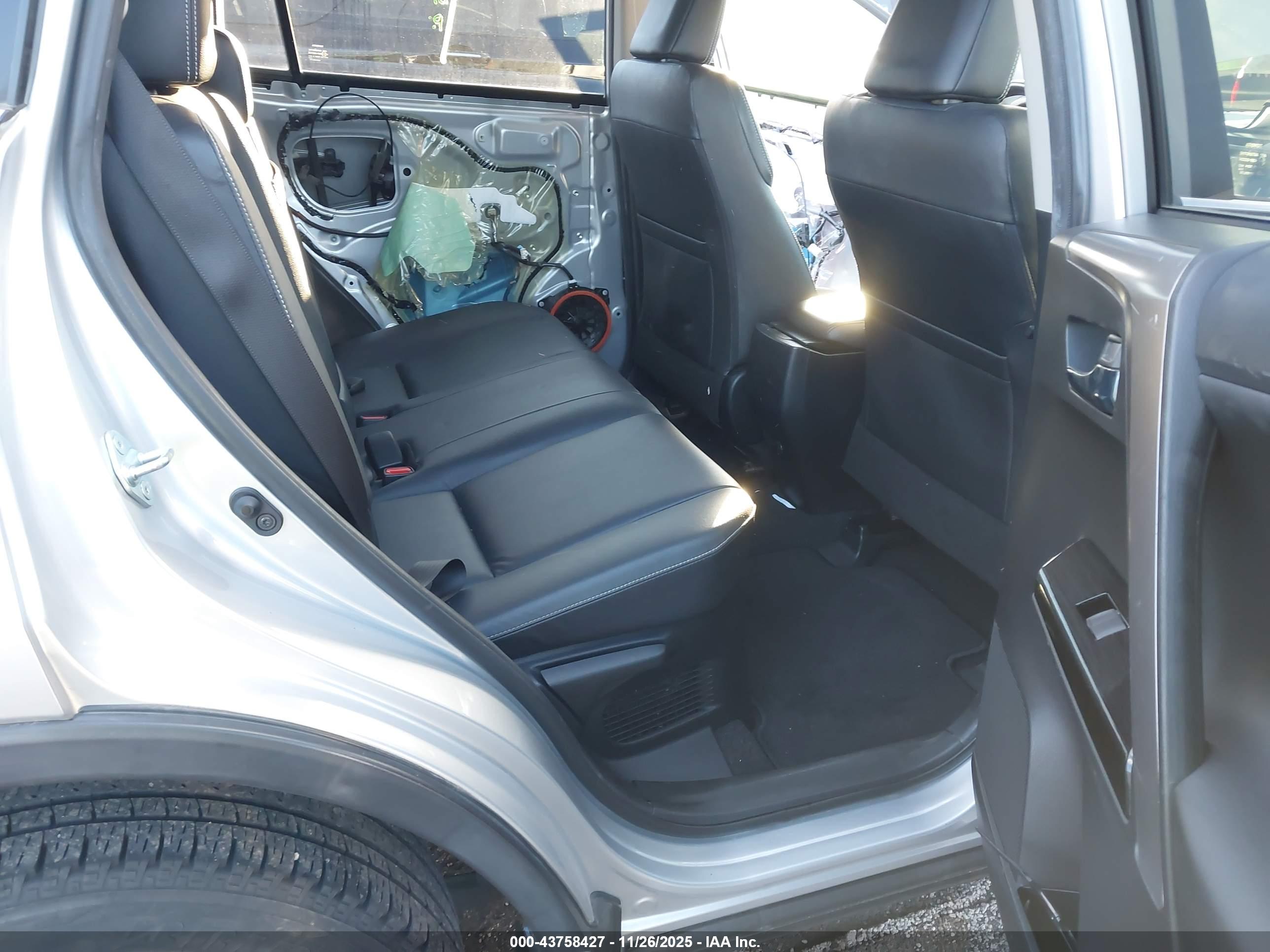 TOYOTA RAV4 image 8