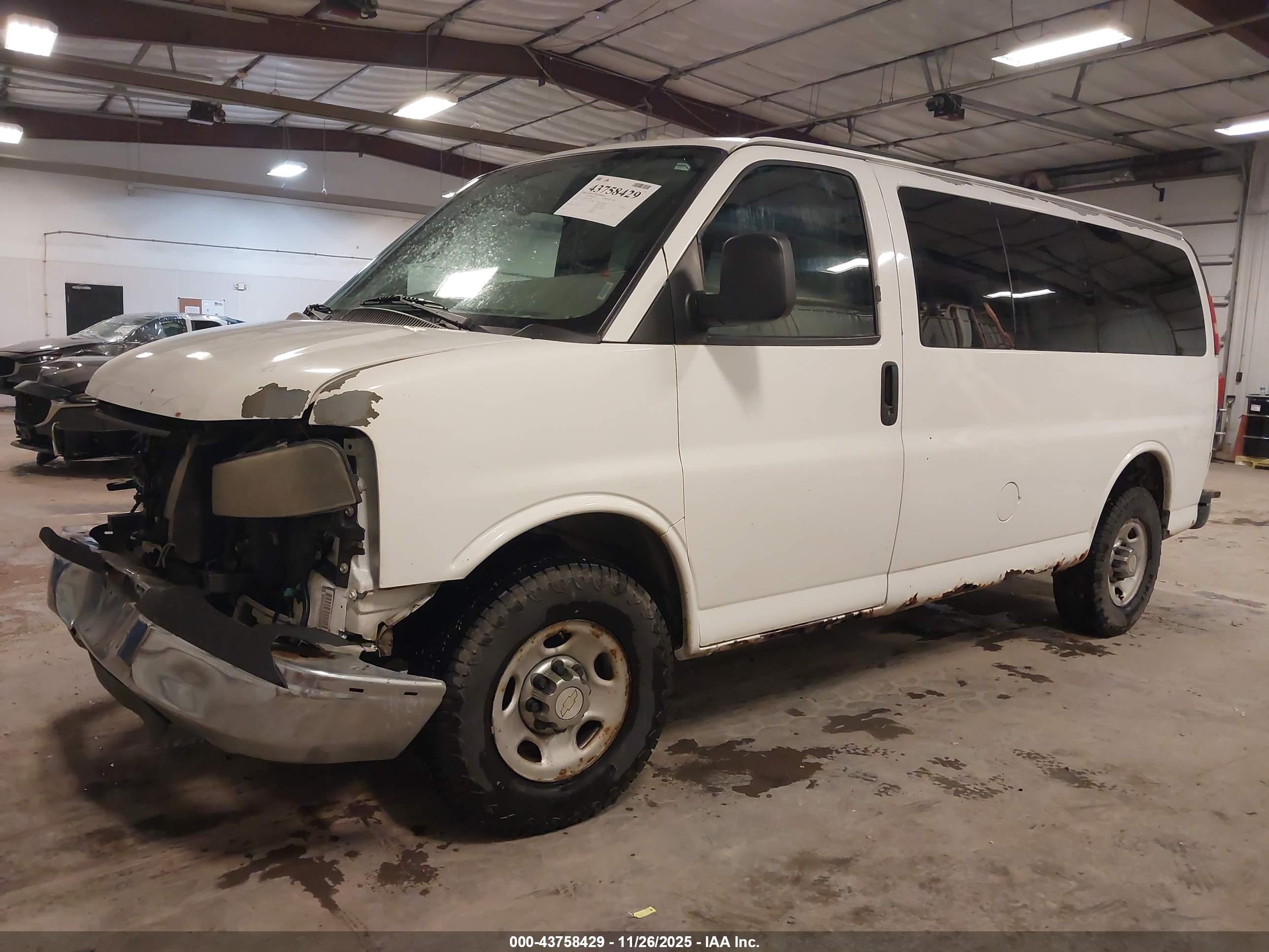 CHEVROLET EXPRESS image 2