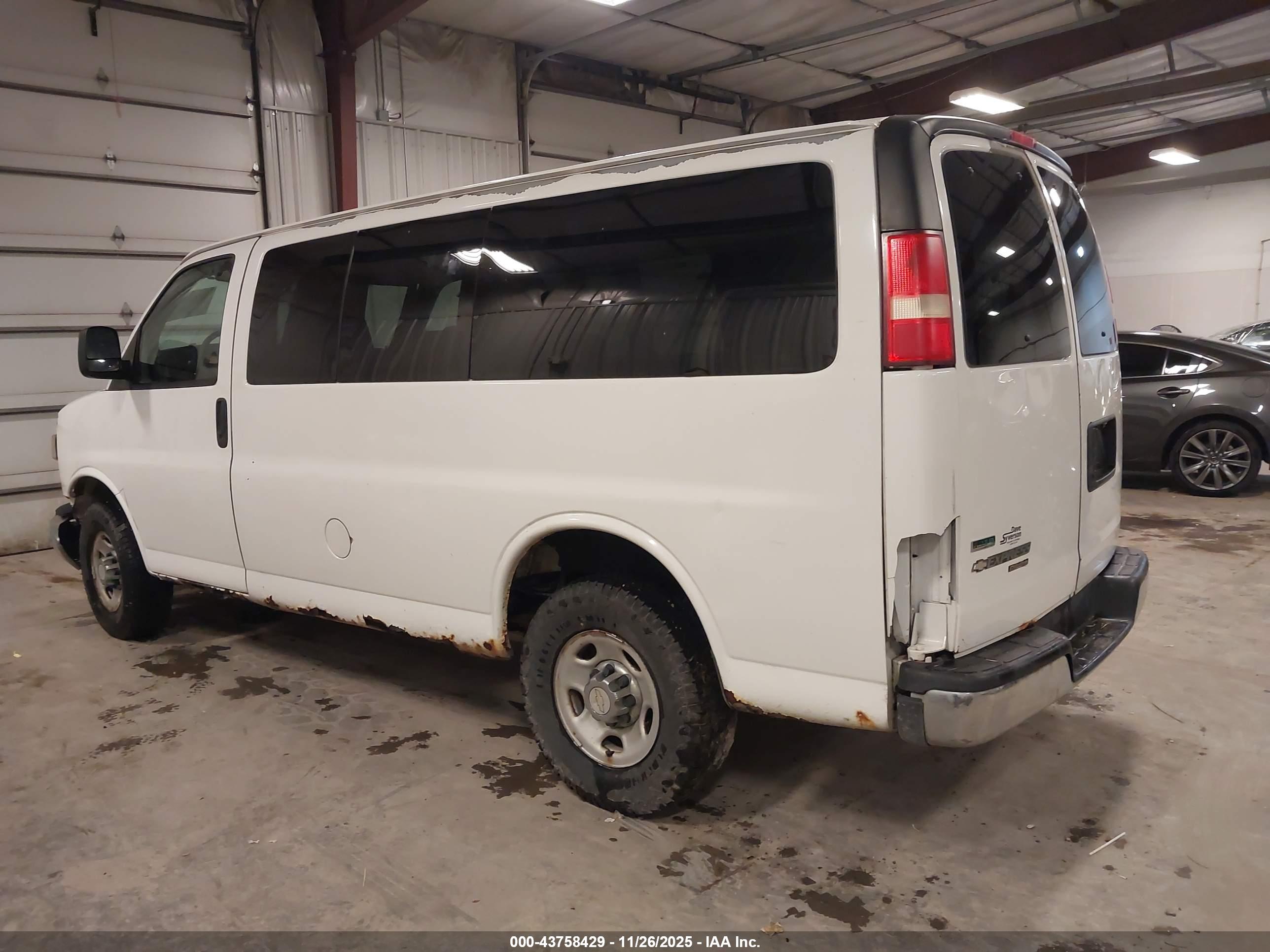 CHEVROLET EXPRESS image 3