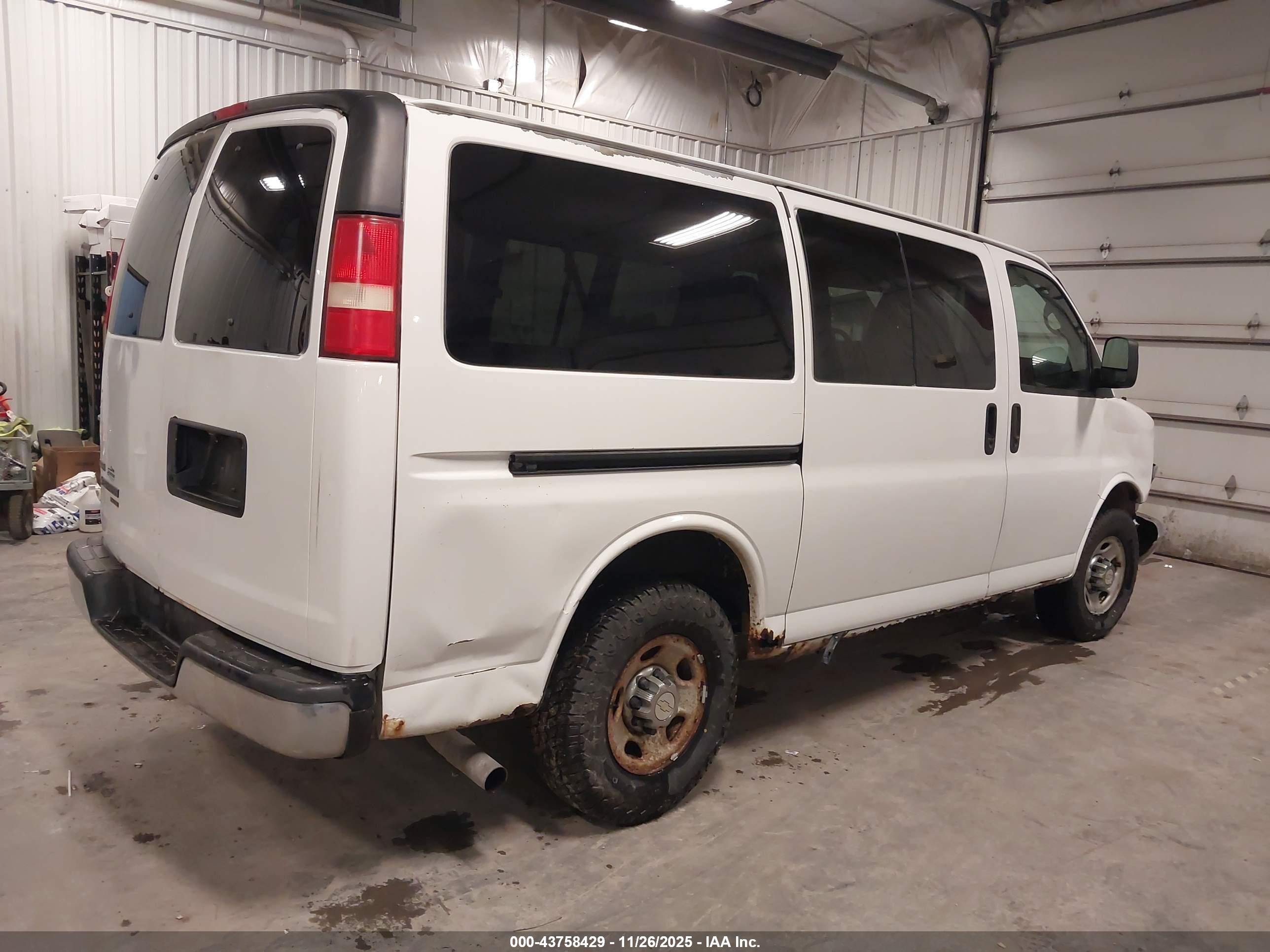 CHEVROLET EXPRESS image 4