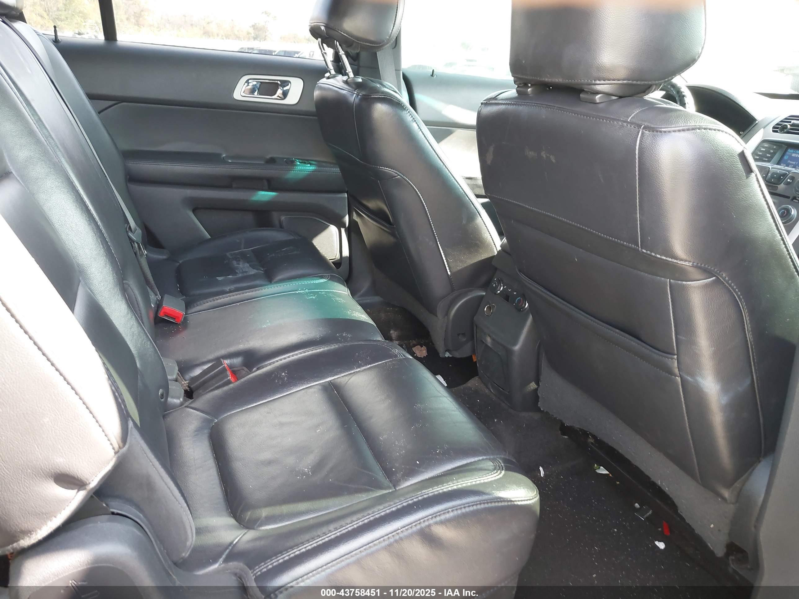 FORD EXPLORER image 8