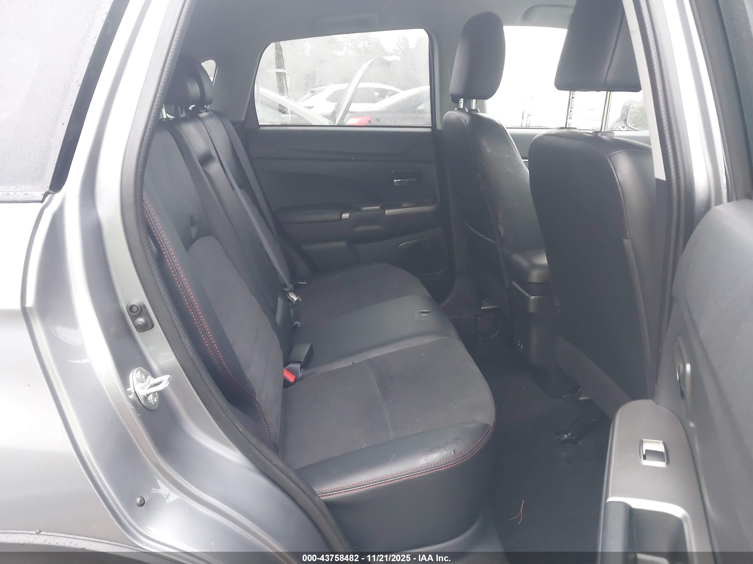 MITSUBISHI OUTLANDER image 8