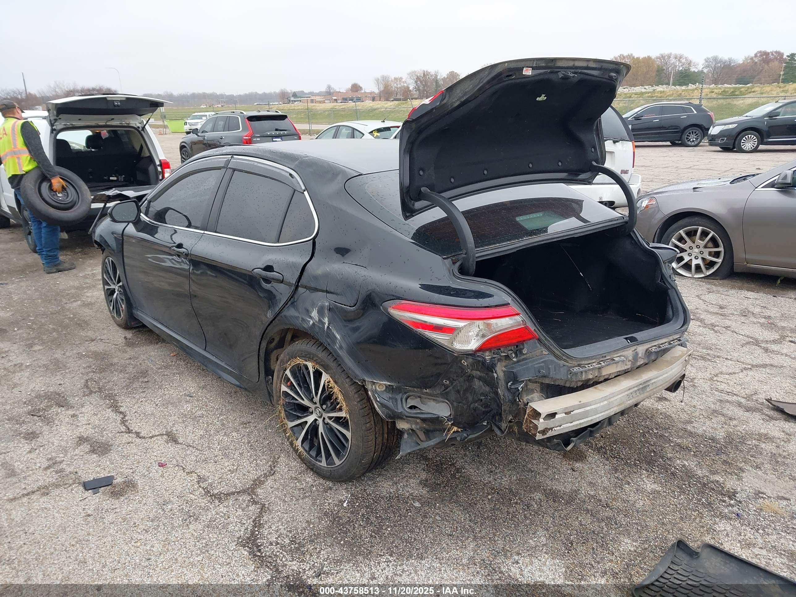 TOYOTA CAMRY image 3