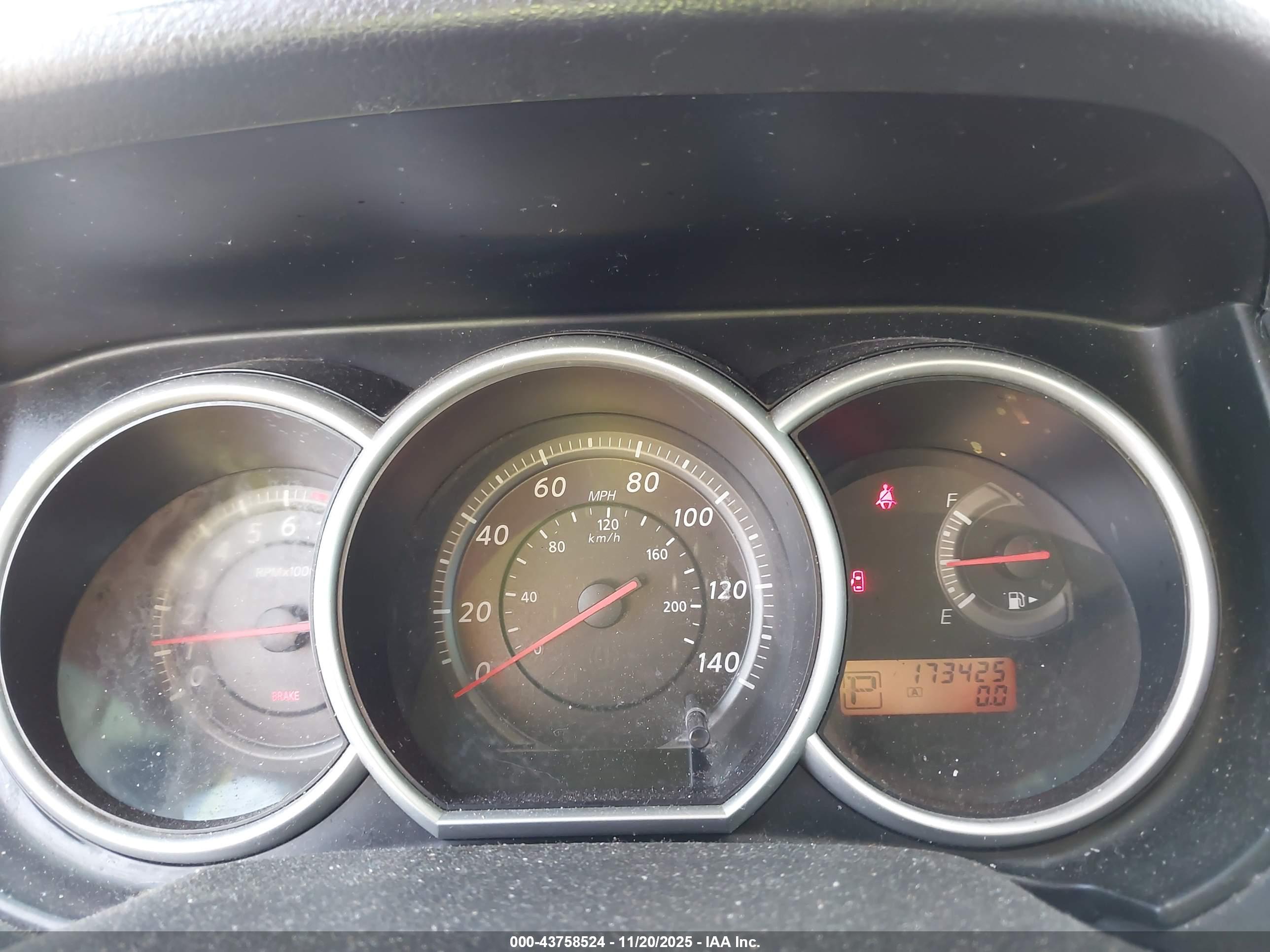 NISSAN VERSA image 7