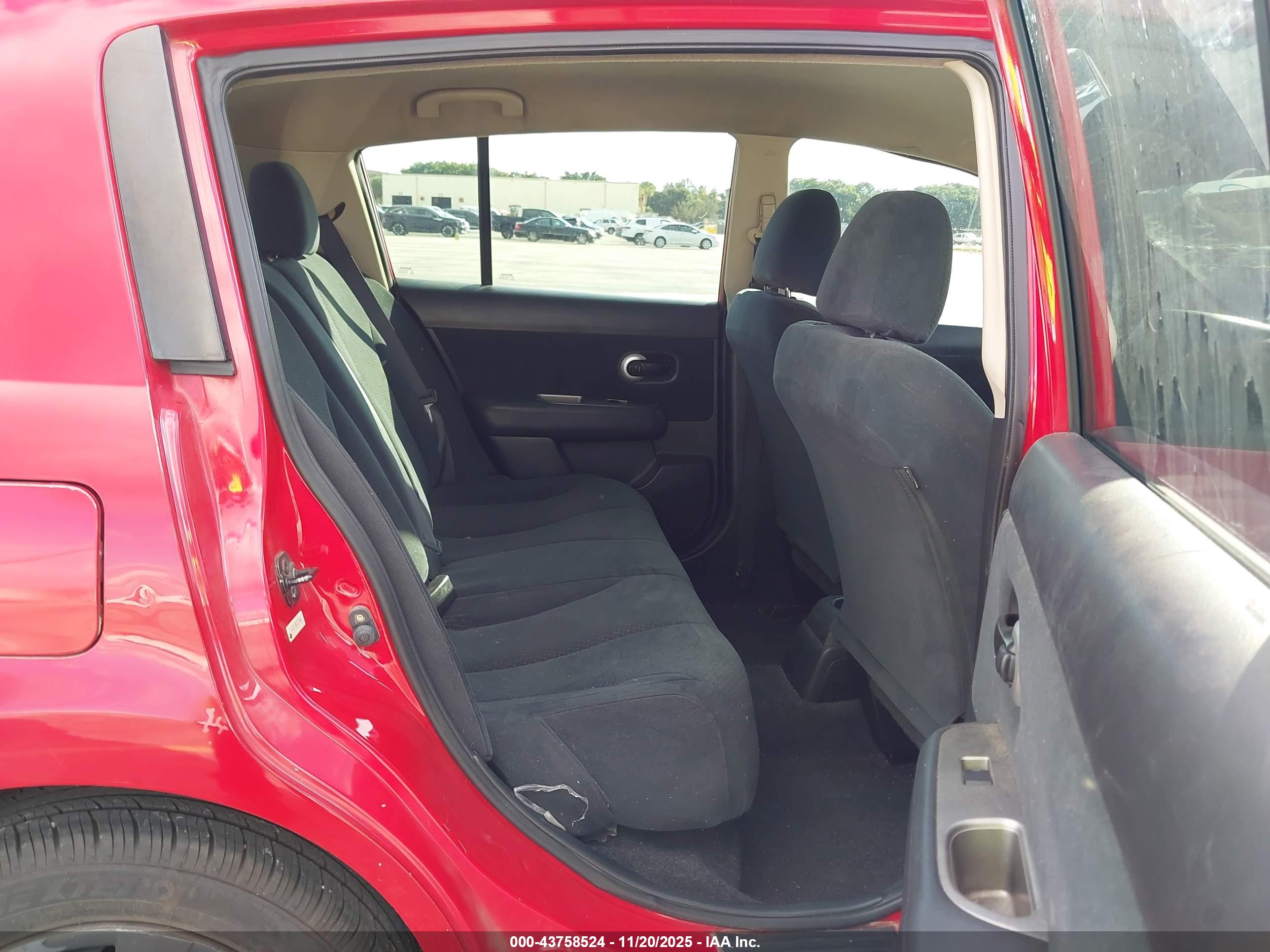 NISSAN VERSA image 8