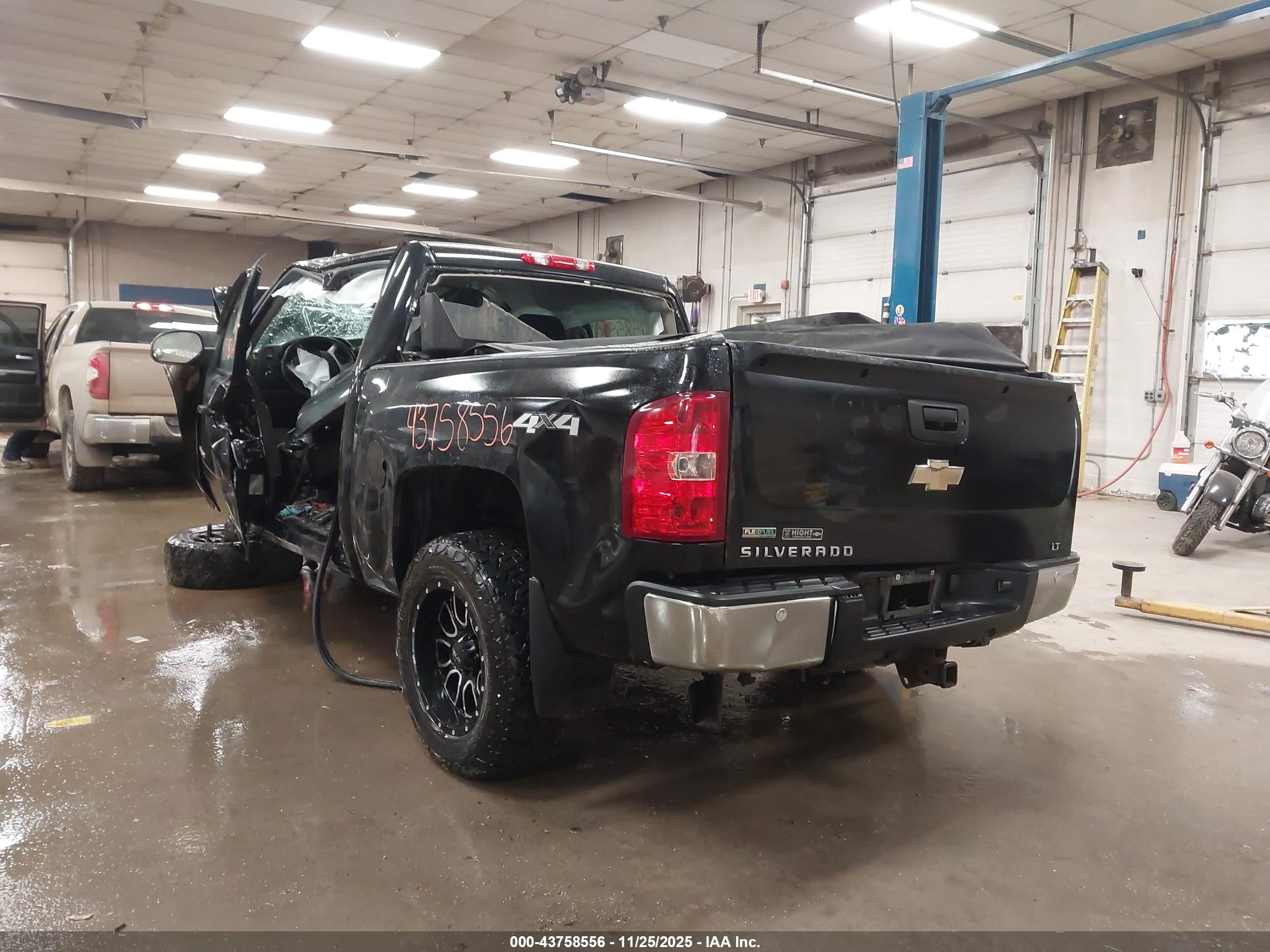 CHEVROLET SILVERADO image 3