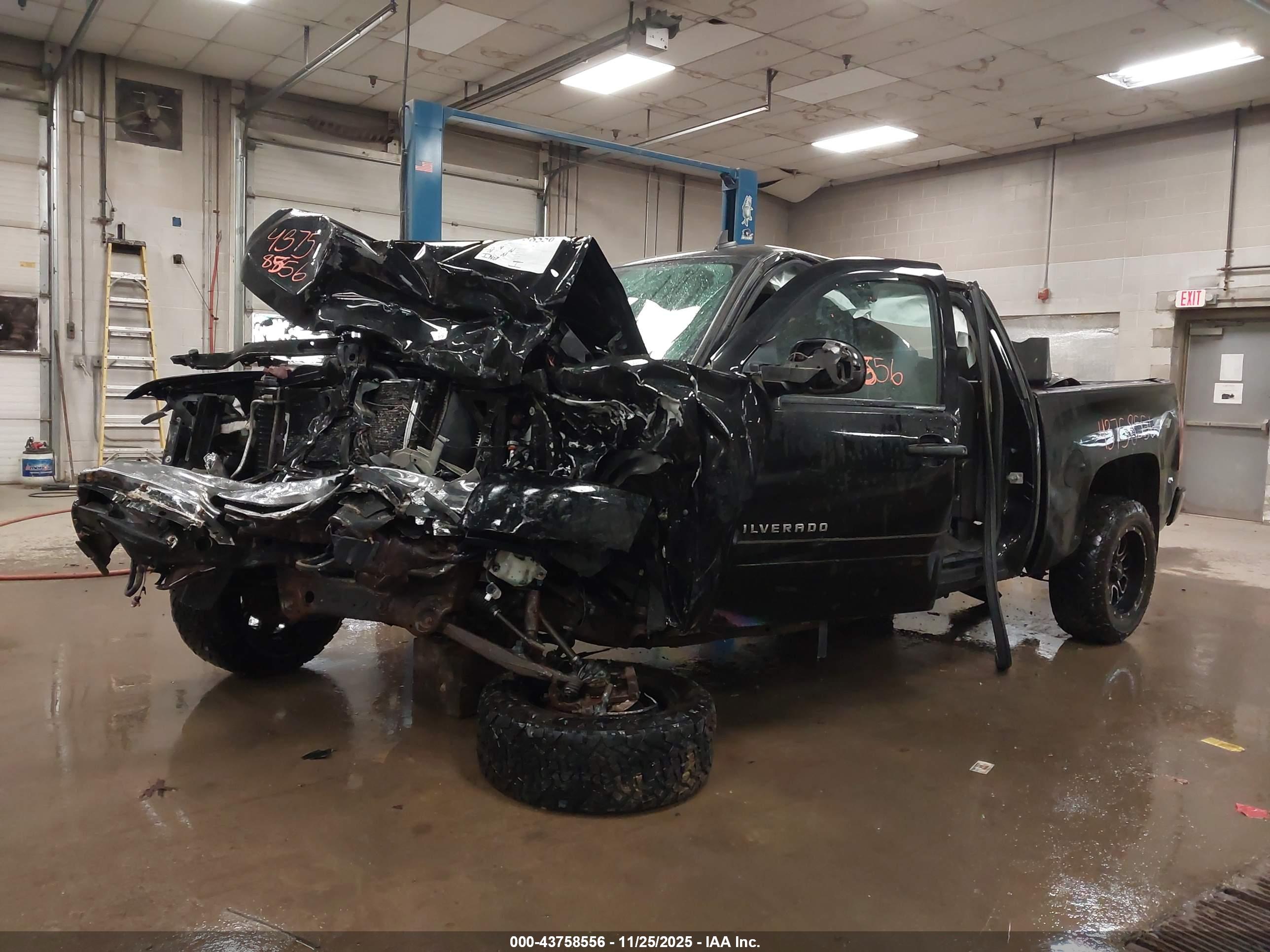 CHEVROLET SILVERADO image 6