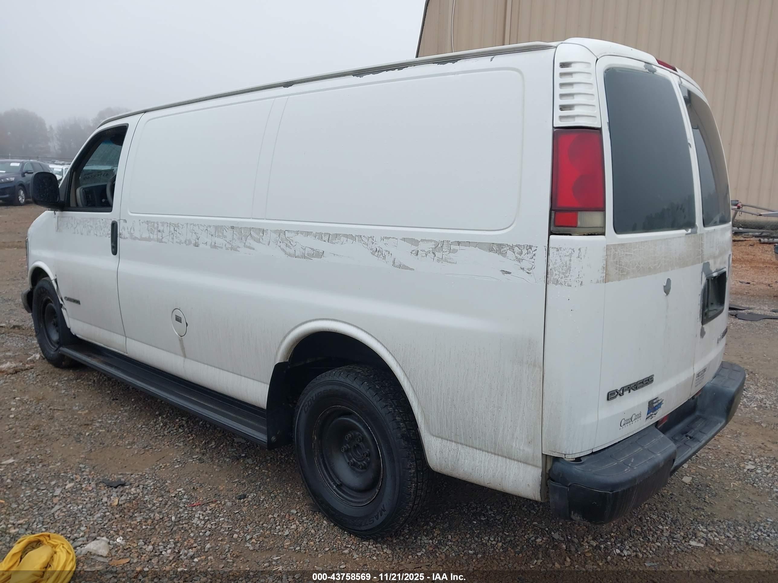 CHEVROLET EXPRESS image 3