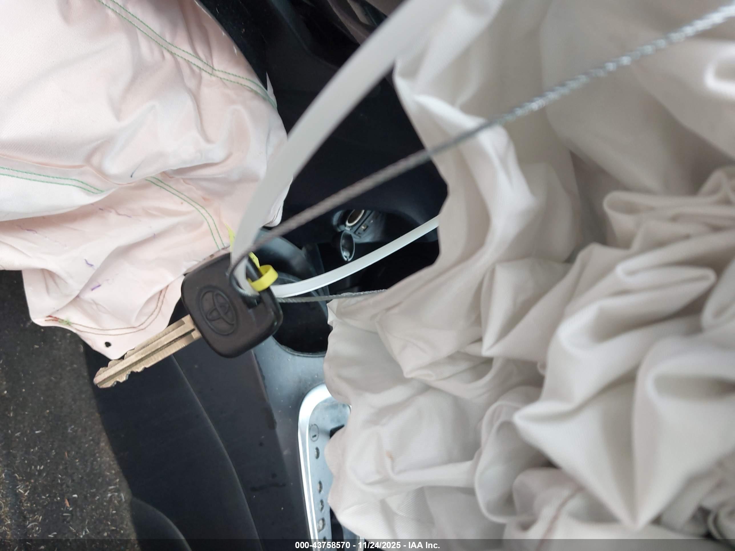TOYOTA YARIS image 11